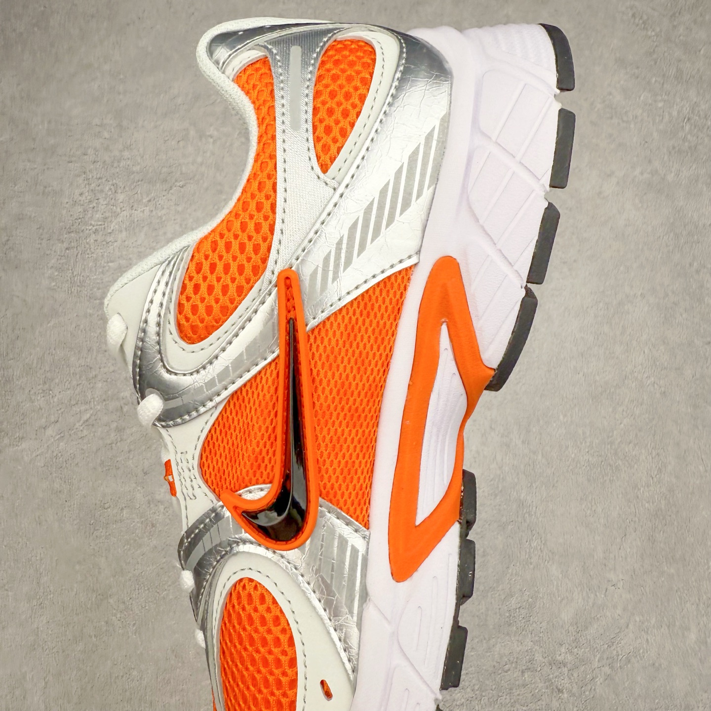 图片[7]-NK V5 RNR 舒适百搭防滑耐磨低帮跑步鞋 HJ5228-800 舒适有型适合日常穿着 该鞋款延续千禧年经典设计搭载泡绵中底 厚实而轻盈匠心细节巧搭立体耐克勾标志焕新演绎复古跑鞋 鞋款从千禧年美学汲取灵感 混搭多种材质突显层次感立体感和传统跑步风范 尺码：36 36.5 37.5 38 38.5 39 40 40.5 41 42 42.5 43 44 44.5 45-选品中心