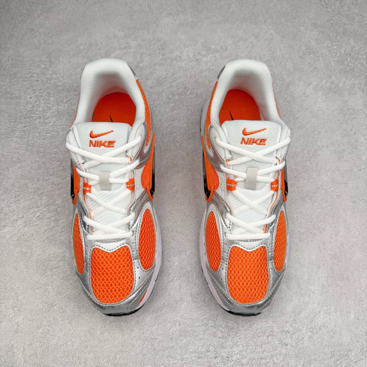 图片[2]-NK V5 RNR 舒适百搭防滑耐磨低帮跑步鞋 HJ5228-800 舒适有型适合日常穿着 该鞋款延续千禧年经典设计搭载泡绵中底 厚实而轻盈匠心细节巧搭立体耐克勾标志焕新演绎复古跑鞋 鞋款从千禧年美学汲取灵感 混搭多种材质突显层次感立体感和传统跑步风范 尺码：36 36.5 37.5 38 38.5 39 40 40.5 41 42 42.5 43 44 44.5 45-选品中心