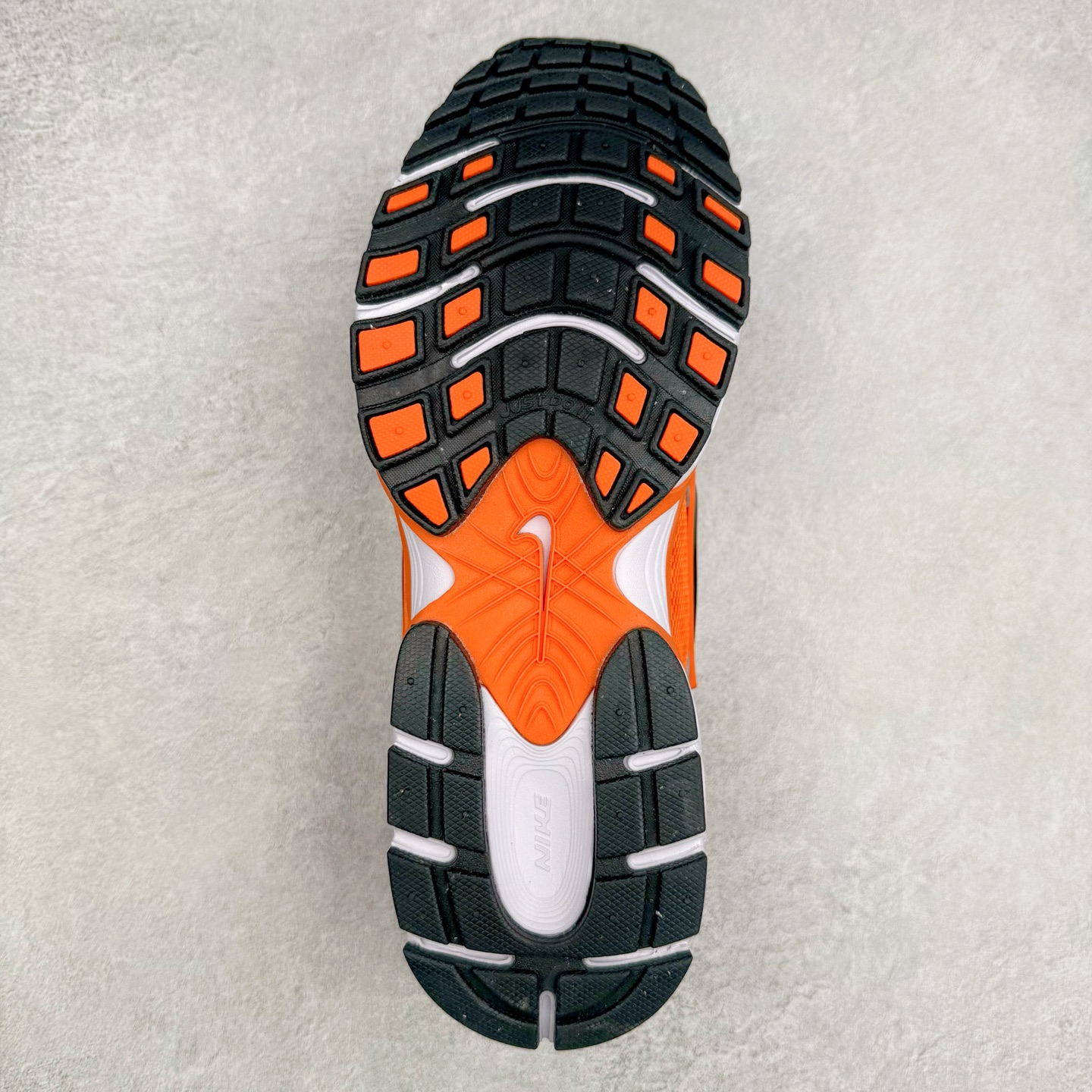 图片[9]-NK V5 RNR 舒适百搭防滑耐磨低帮跑步鞋 HJ5228-800 舒适有型适合日常穿着 该鞋款延续千禧年经典设计搭载泡绵中底 厚实而轻盈匠心细节巧搭立体耐克勾标志焕新演绎复古跑鞋 鞋款从千禧年美学汲取灵感 混搭多种材质突显层次感立体感和传统跑步风范 尺码：36 36.5 37.5 38 38.5 39 40 40.5 41 42 42.5 43 44 44.5 45-选品中心