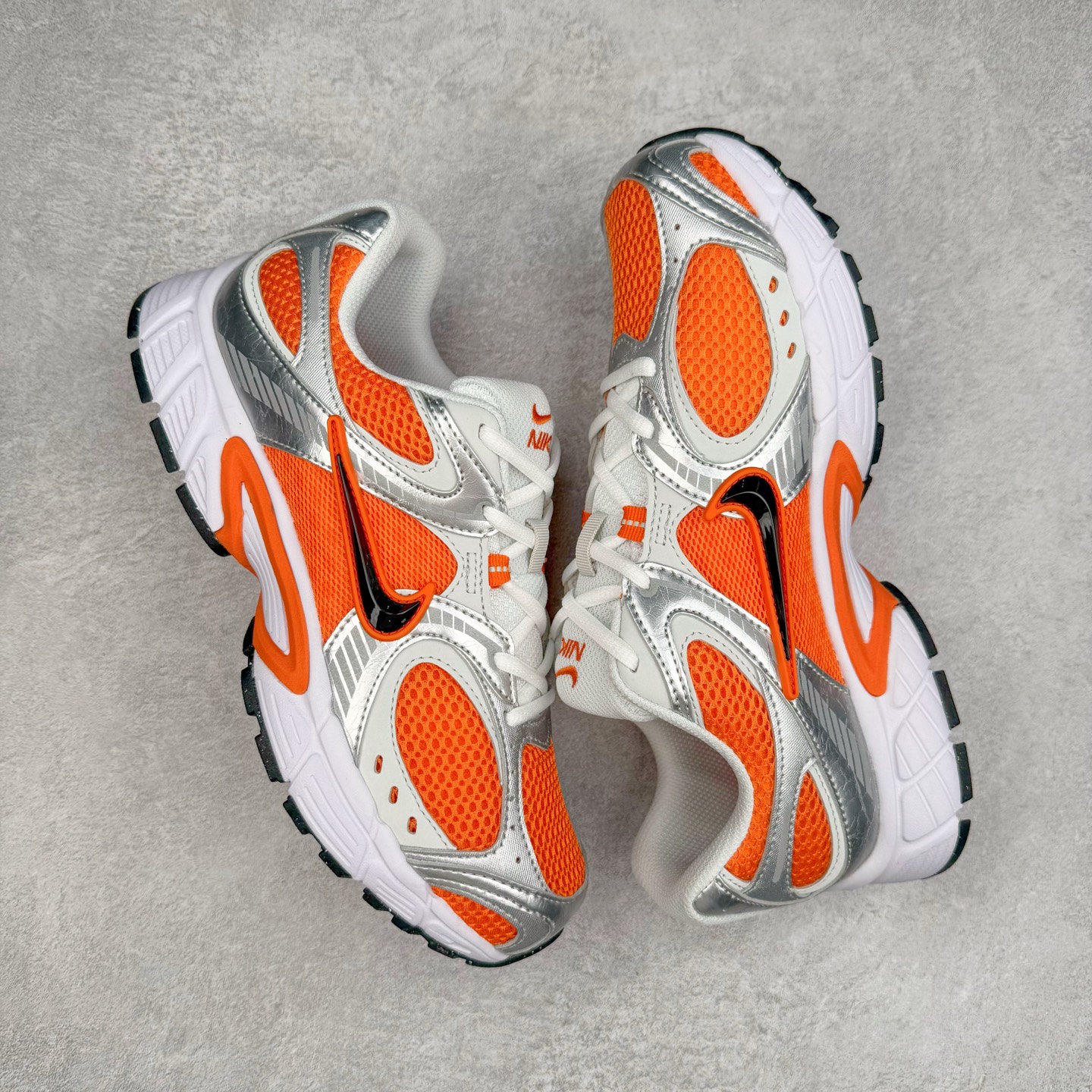 图片[3]-NK V5 RNR 舒适百搭防滑耐磨低帮跑步鞋 HJ5228-800 舒适有型适合日常穿着 该鞋款延续千禧年经典设计搭载泡绵中底 厚实而轻盈匠心细节巧搭立体耐克勾标志焕新演绎复古跑鞋 鞋款从千禧年美学汲取灵感 混搭多种材质突显层次感立体感和传统跑步风范 尺码：36 36.5 37.5 38 38.5 39 40 40.5 41 42 42.5 43 44 44.5 45-选品中心