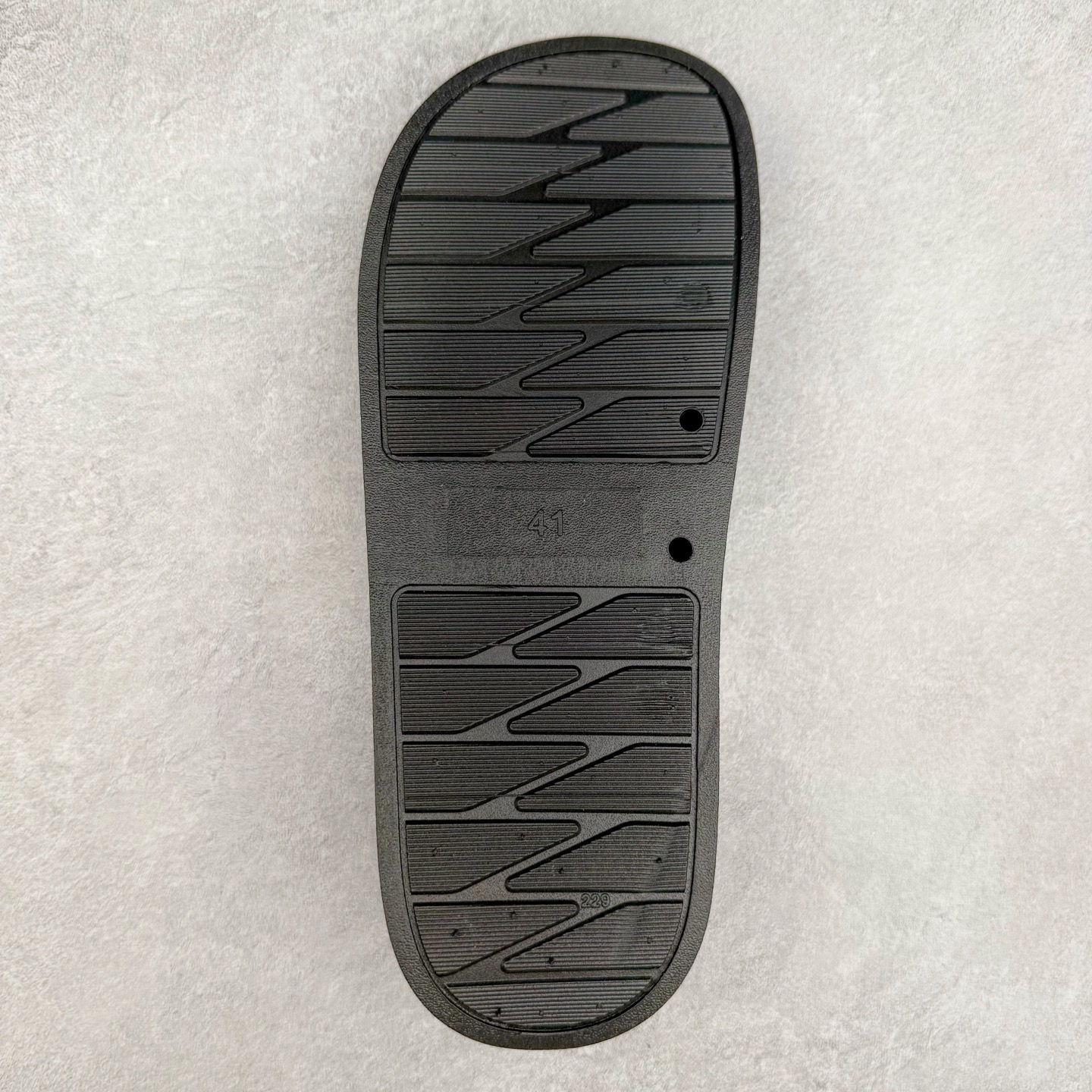 图片[9]-＃HP Arcteryx SYLAN 始祖鸟舒适防滑防磨一字拖鞋 男女同款 Arcteryx中文名始祖鸟 加拿大户外服饰品牌 1989年创立于加拿大温哥华 始祖鸟来自加拿大海岸山脉 植根高山的专业户外品牌 始终秉承对精湛设计和工艺孜孜以求的准则 从1989年创立至今 Arcteryx始终不断在产品设计与做工上不惜工本 以满足始祖鸟的标准 品质、设计以及精简的理念造就了其良好的性能 并能满足严苛环境下的使用需求 尺码：39 40 41 42 43 44 45-选品中心