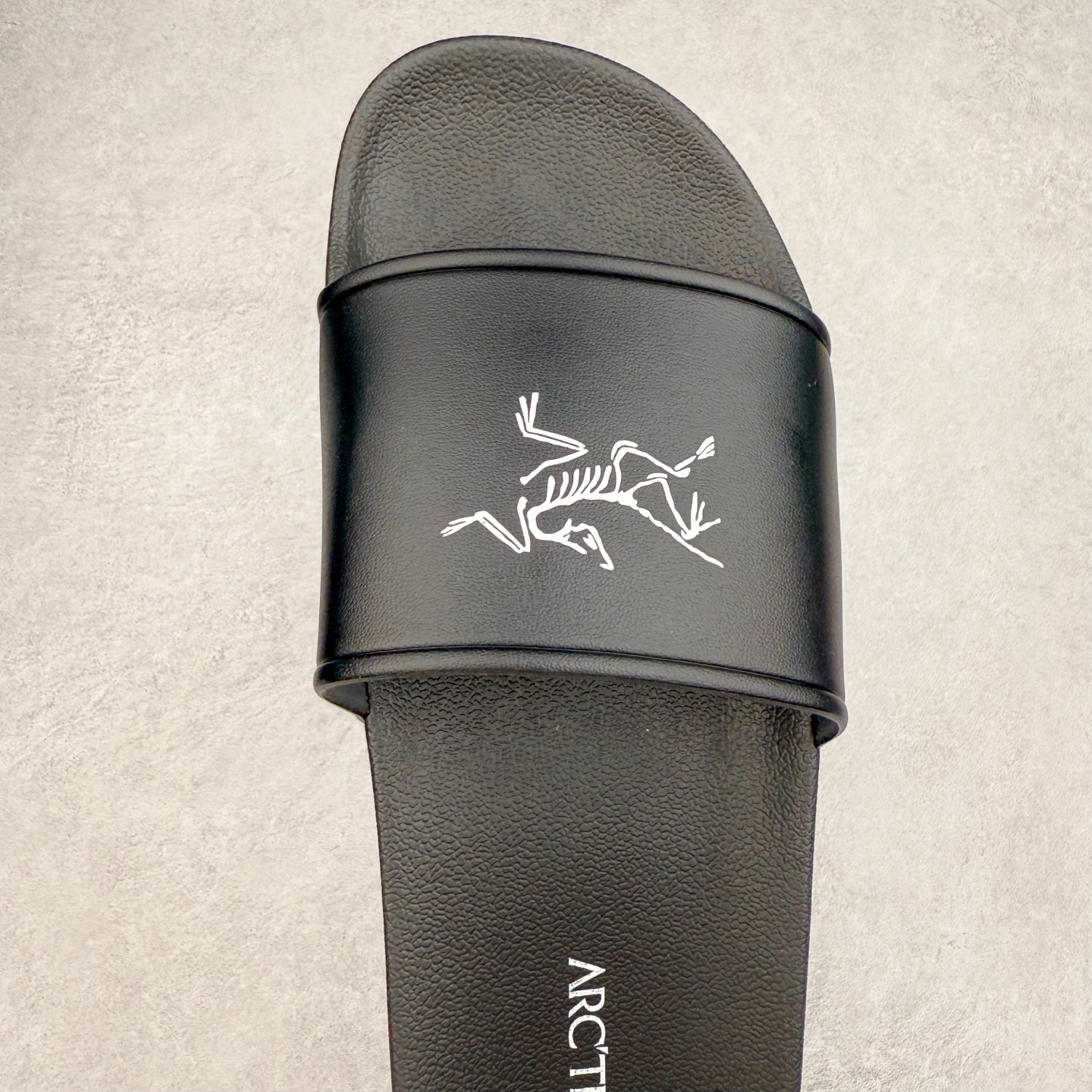 图片[4]-＃HP Arcteryx SYLAN 始祖鸟舒适防滑防磨一字拖鞋 男女同款 Arcteryx中文名始祖鸟 加拿大户外服饰品牌 1989年创立于加拿大温哥华 始祖鸟来自加拿大海岸山脉 植根高山的专业户外品牌 始终秉承对精湛设计和工艺孜孜以求的准则 从1989年创立至今 Arcteryx始终不断在产品设计与做工上不惜工本 以满足始祖鸟的标准 品质、设计以及精简的理念造就了其良好的性能 并能满足严苛环境下的使用需求 尺码：39 40 41 42 43 44 45-选品中心