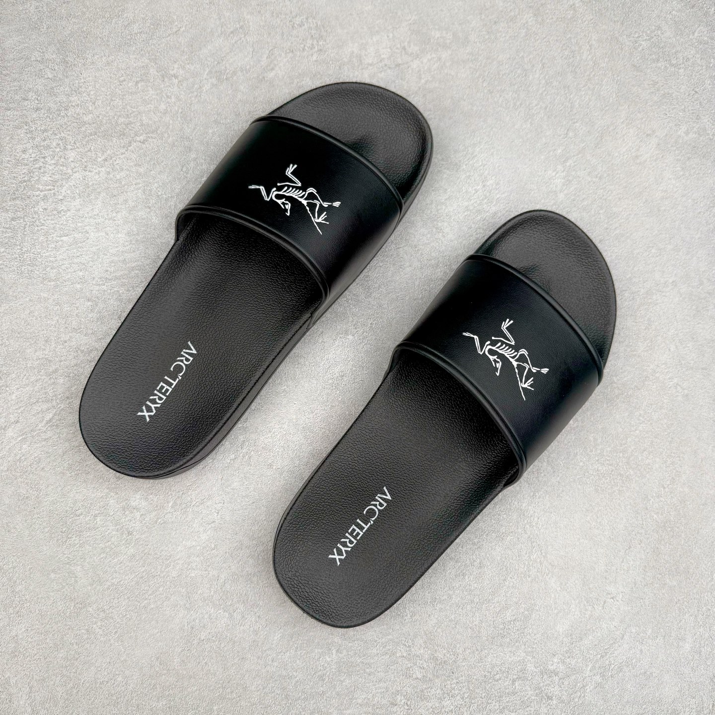 图片[3]-＃HP Arcteryx SYLAN 始祖鸟舒适防滑防磨一字拖鞋 男女同款 Arcteryx中文名始祖鸟 加拿大户外服饰品牌 1989年创立于加拿大温哥华 始祖鸟来自加拿大海岸山脉 植根高山的专业户外品牌 始终秉承对精湛设计和工艺孜孜以求的准则 从1989年创立至今 Arcteryx始终不断在产品设计与做工上不惜工本 以满足始祖鸟的标准 品质、设计以及精简的理念造就了其良好的性能 并能满足严苛环境下的使用需求 尺码：39 40 41 42 43 44 45-选品中心