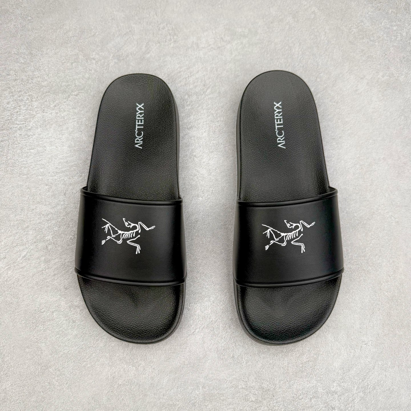 图片[2]-＃HP Arcteryx SYLAN 始祖鸟舒适防滑防磨一字拖鞋 男女同款 Arcteryx中文名始祖鸟 加拿大户外服饰品牌 1989年创立于加拿大温哥华 始祖鸟来自加拿大海岸山脉 植根高山的专业户外品牌 始终秉承对精湛设计和工艺孜孜以求的准则 从1989年创立至今 Arcteryx始终不断在产品设计与做工上不惜工本 以满足始祖鸟的标准 品质、设计以及精简的理念造就了其良好的性能 并能满足严苛环境下的使用需求 尺码：39 40 41 42 43 44 45-选品中心