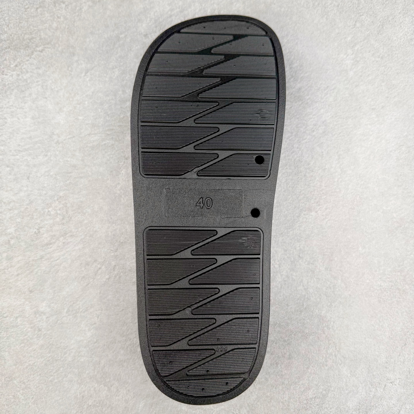 图片[9]-＃HP Arcteryx SYLAN 始祖鸟舒适防滑防磨一字拖鞋 男女同款 Arcteryx中文名始祖鸟 加拿大户外服饰品牌 1989年创立于加拿大温哥华 始祖鸟来自加拿大海岸山脉 植根高山的专业户外品牌 始终秉承对精湛设计和工艺孜孜以求的准则 从1989年创立至今 Arcteryx始终不断在产品设计与做工上不惜工本 以满足始祖鸟的标准 品质、设计以及精简的理念造就了其良好的性能 并能满足严苛环境下的使用需求 尺码：39 40 41 42 43 44 45-选品中心