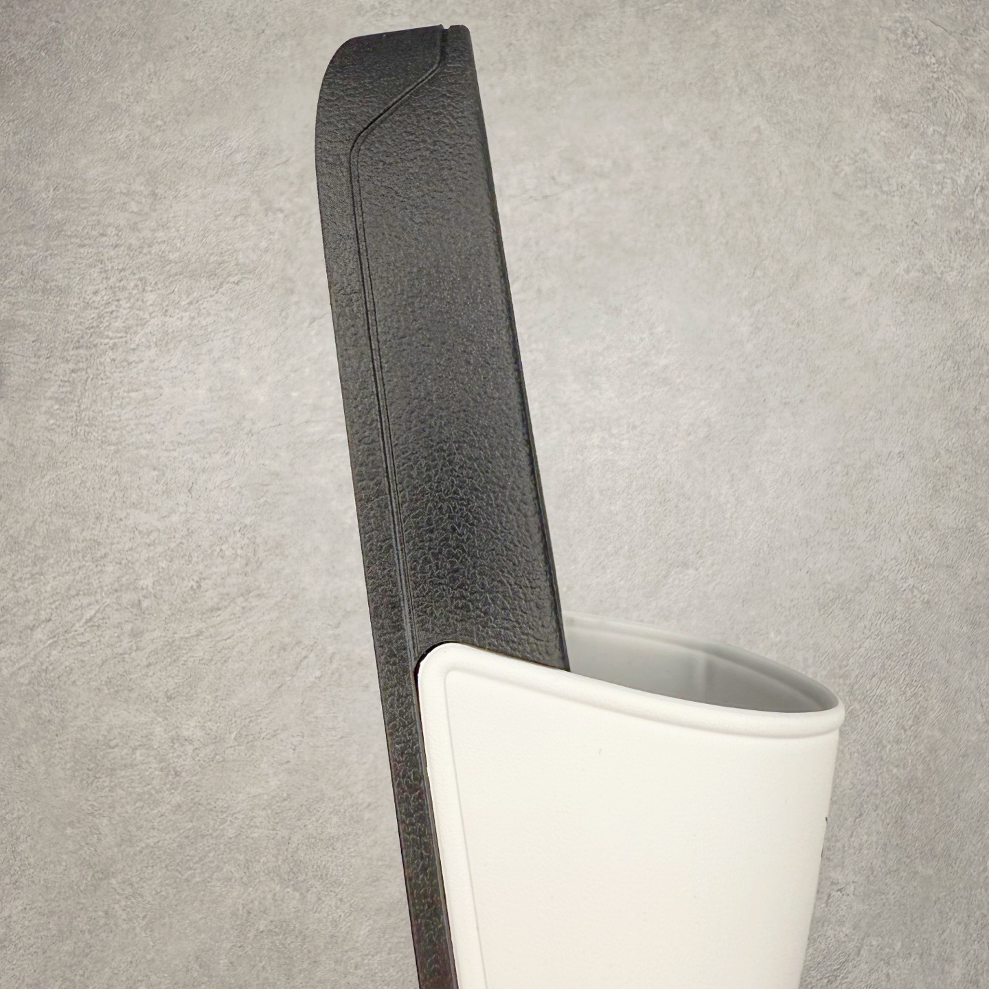 图片[6]-＃HP Arcteryx SYLAN 始祖鸟舒适防滑防磨一字拖鞋 男女同款 Arcteryx中文名始祖鸟 加拿大户外服饰品牌 1989年创立于加拿大温哥华 始祖鸟来自加拿大海岸山脉 植根高山的专业户外品牌 始终秉承对精湛设计和工艺孜孜以求的准则 从1989年创立至今 Arcteryx始终不断在产品设计与做工上不惜工本 以满足始祖鸟的标准 品质、设计以及精简的理念造就了其良好的性能 并能满足严苛环境下的使用需求 尺码：39 40 41 42 43 44 45-选品中心