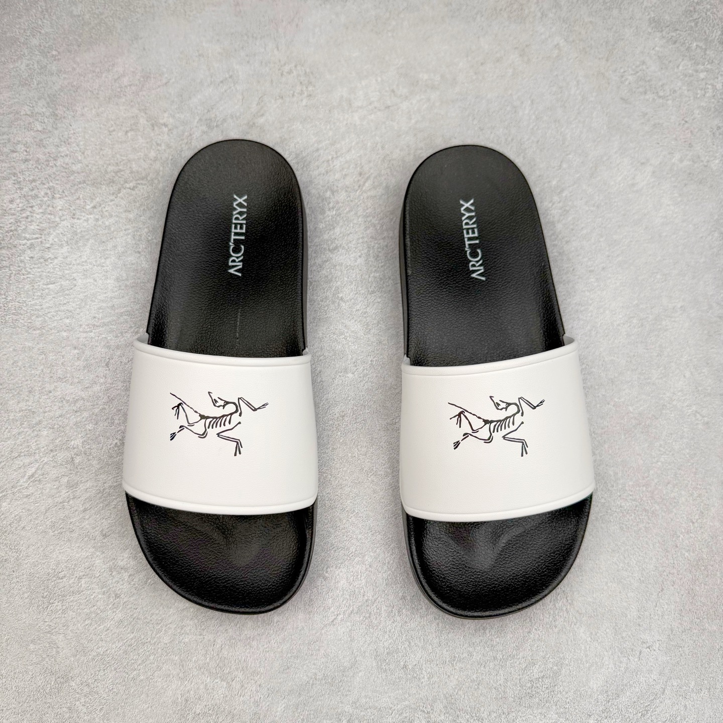 图片[2]-＃HP Arcteryx SYLAN 始祖鸟舒适防滑防磨一字拖鞋 男女同款 Arcteryx中文名始祖鸟 加拿大户外服饰品牌 1989年创立于加拿大温哥华 始祖鸟来自加拿大海岸山脉 植根高山的专业户外品牌 始终秉承对精湛设计和工艺孜孜以求的准则 从1989年创立至今 Arcteryx始终不断在产品设计与做工上不惜工本 以满足始祖鸟的标准 品质、设计以及精简的理念造就了其良好的性能 并能满足严苛环境下的使用需求 尺码：39 40 41 42 43 44 45-选品中心