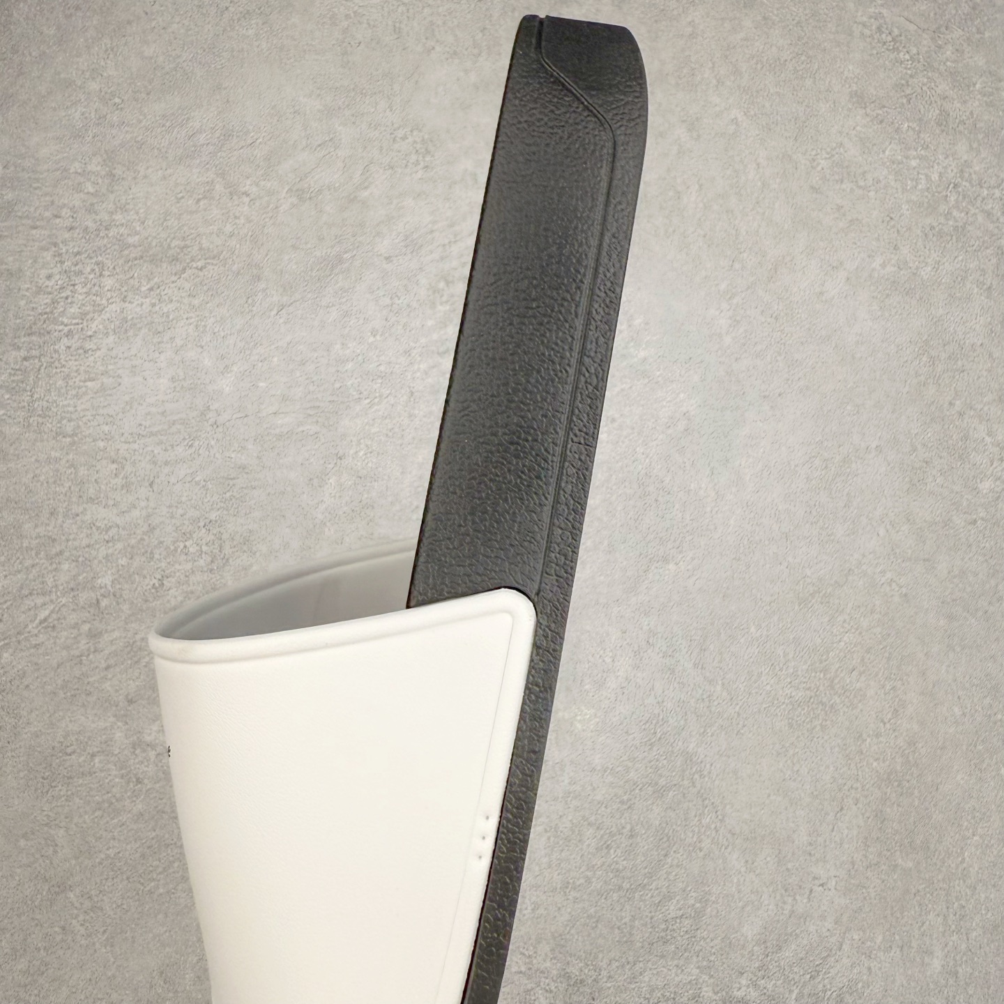 图片[7]-＃HP Arcteryx SYLAN 始祖鸟舒适防滑防磨一字拖鞋 男女同款 Arcteryx中文名始祖鸟 加拿大户外服饰品牌 1989年创立于加拿大温哥华 始祖鸟来自加拿大海岸山脉 植根高山的专业户外品牌 始终秉承对精湛设计和工艺孜孜以求的准则 从1989年创立至今 Arcteryx始终不断在产品设计与做工上不惜工本 以满足始祖鸟的标准 品质、设计以及精简的理念造就了其良好的性能 并能满足严苛环境下的使用需求 尺码：39 40 41 42 43 44 45-选品中心