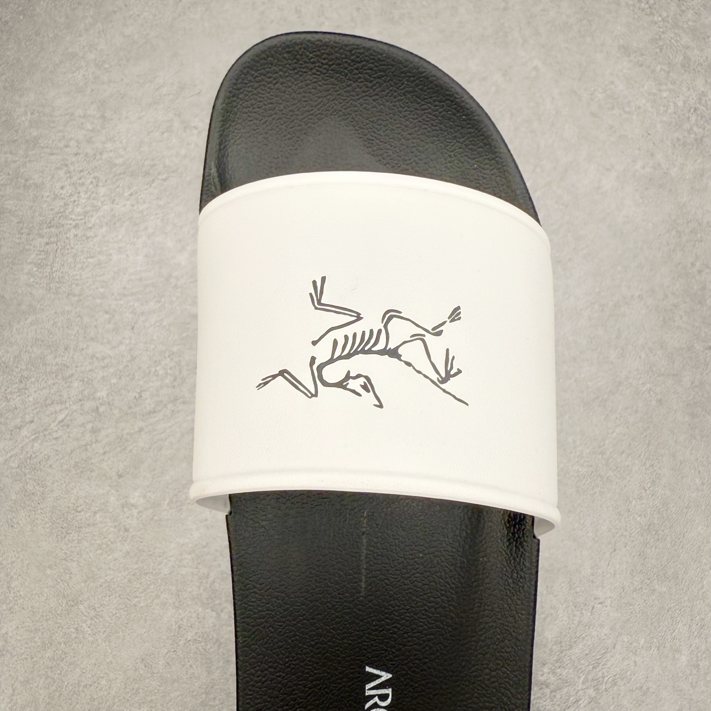 图片[4]-＃HP Arcteryx SYLAN 始祖鸟舒适防滑防磨一字拖鞋 男女同款 Arcteryx中文名始祖鸟 加拿大户外服饰品牌 1989年创立于加拿大温哥华 始祖鸟来自加拿大海岸山脉 植根高山的专业户外品牌 始终秉承对精湛设计和工艺孜孜以求的准则 从1989年创立至今 Arcteryx始终不断在产品设计与做工上不惜工本 以满足始祖鸟的标准 品质、设计以及精简的理念造就了其良好的性能 并能满足严苛环境下的使用需求 尺码：39 40 41 42 43 44 45-选品中心