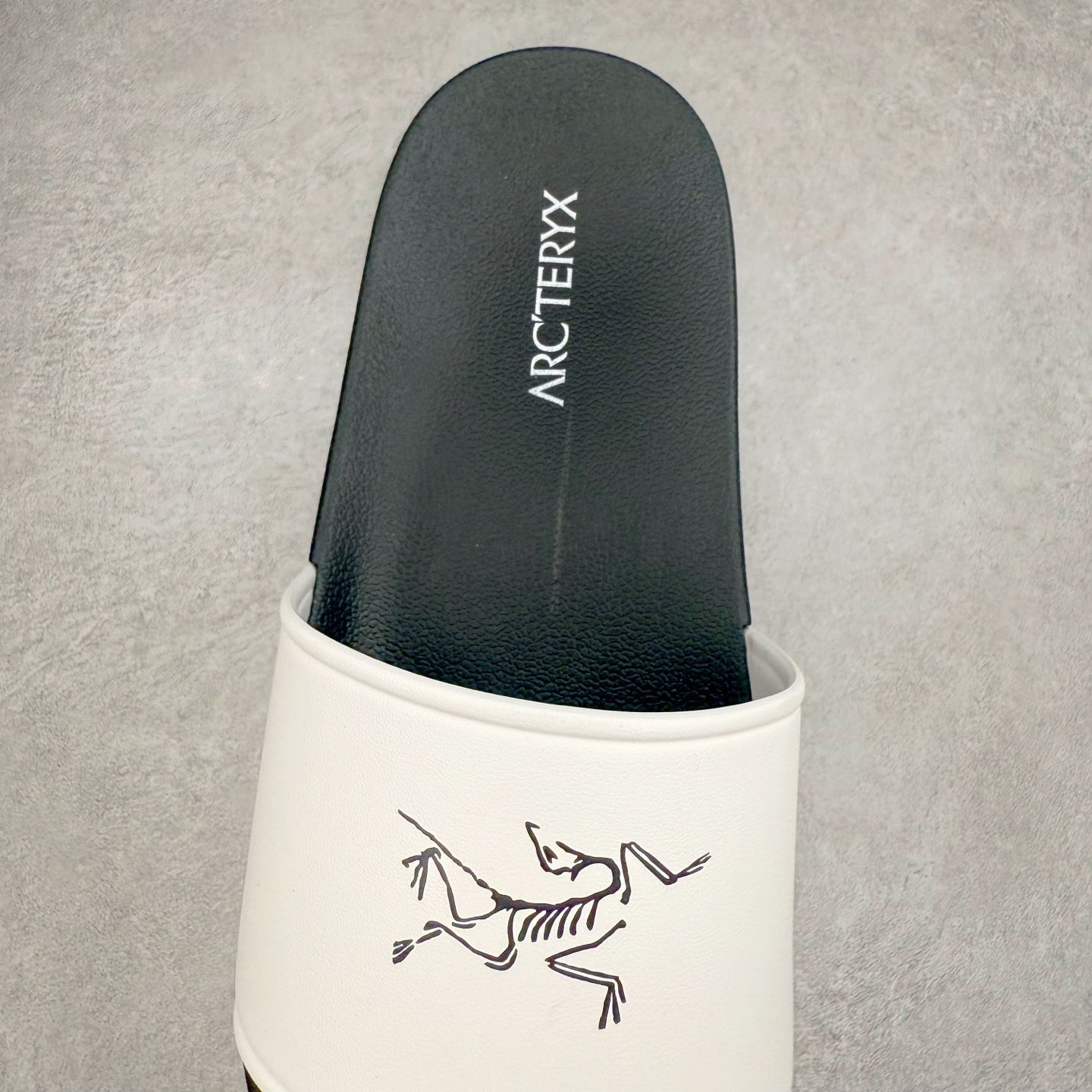 图片[5]-＃HP Arcteryx SYLAN 始祖鸟舒适防滑防磨一字拖鞋 男女同款 Arcteryx中文名始祖鸟 加拿大户外服饰品牌 1989年创立于加拿大温哥华 始祖鸟来自加拿大海岸山脉 植根高山的专业户外品牌 始终秉承对精湛设计和工艺孜孜以求的准则 从1989年创立至今 Arcteryx始终不断在产品设计与做工上不惜工本 以满足始祖鸟的标准 品质、设计以及精简的理念造就了其良好的性能 并能满足严苛环境下的使用需求 尺码：39 40 41 42 43 44 45-选品中心