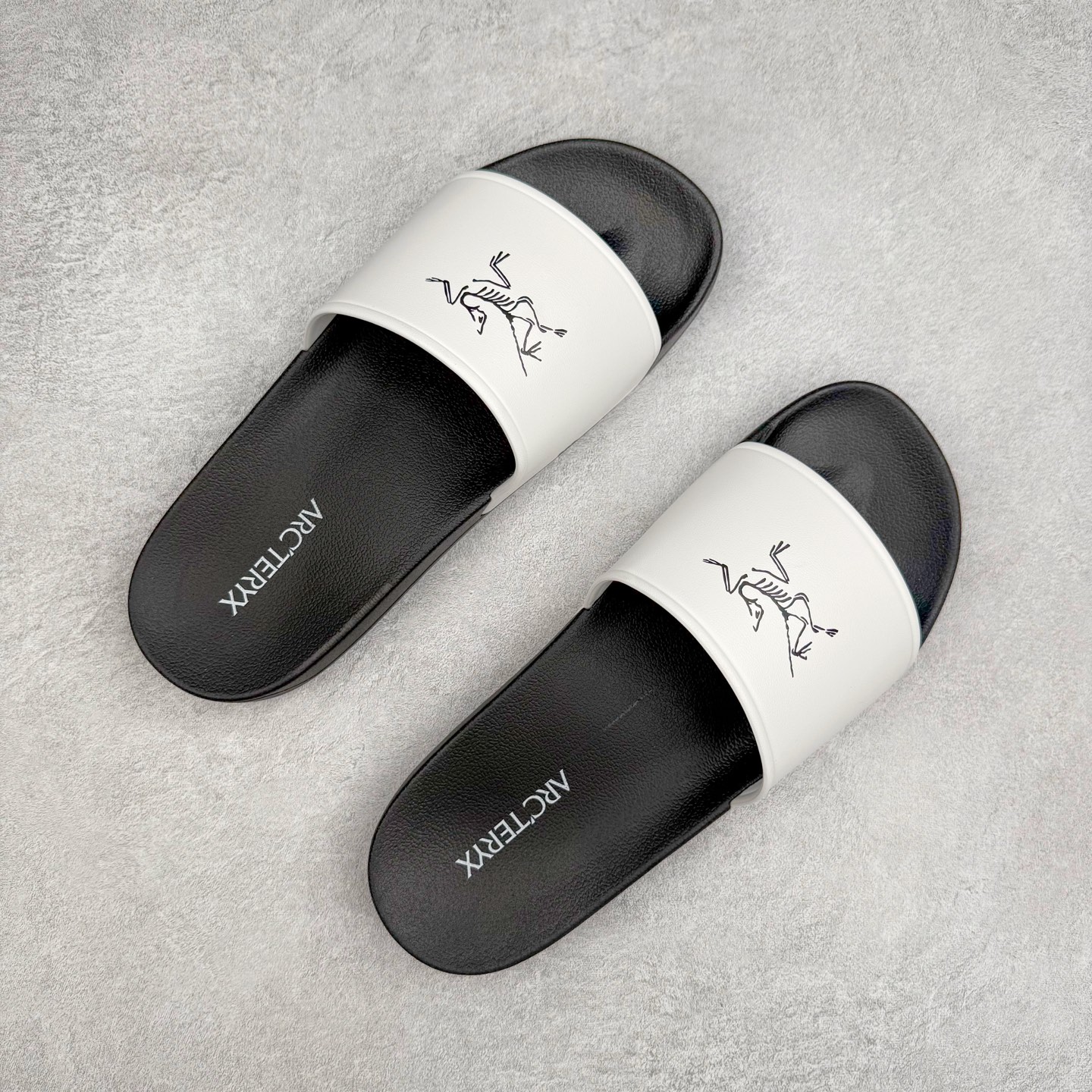 图片[3]-＃HP Arcteryx SYLAN 始祖鸟舒适防滑防磨一字拖鞋 男女同款 Arcteryx中文名始祖鸟 加拿大户外服饰品牌 1989年创立于加拿大温哥华 始祖鸟来自加拿大海岸山脉 植根高山的专业户外品牌 始终秉承对精湛设计和工艺孜孜以求的准则 从1989年创立至今 Arcteryx始终不断在产品设计与做工上不惜工本 以满足始祖鸟的标准 品质、设计以及精简的理念造就了其良好的性能 并能满足严苛环境下的使用需求 尺码：39 40 41 42 43 44 45-选品中心