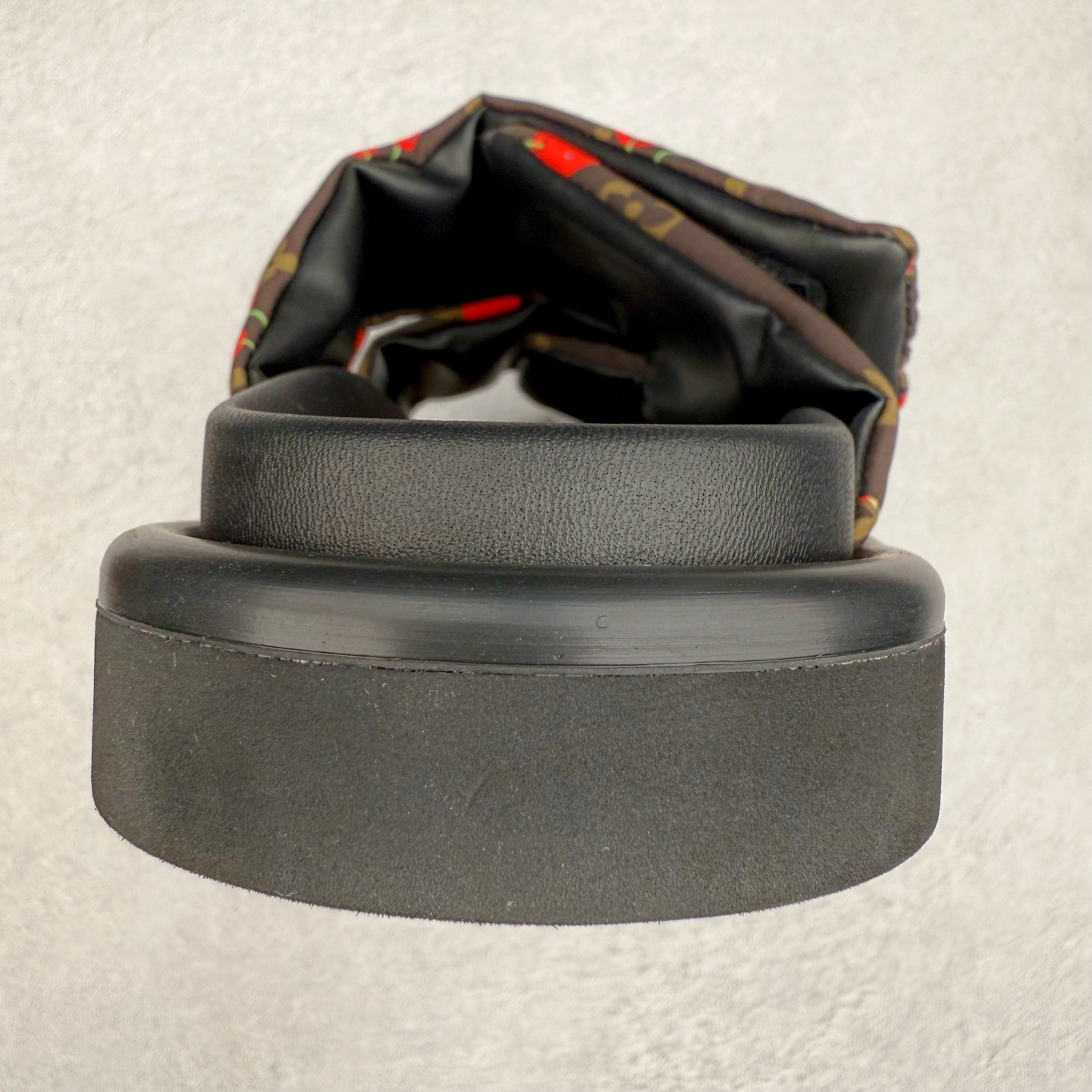 图片[8]-LOUIS VUITTON ｜路易威登2025ss最新春夏款 村上隆/Takashi Murakami x lv Pool Pillow Comfort 皮革 圆头套脚一字拖鞋 男女款 白色 室内外穿着皆宜。纯羊羔毛材质，鞋面受专水台高密度发泡材质，轻盈舒适，鞋底厚度3.5 上脚超显腿长 尺码：35 36 37 38 39 40 41 42 43 44 45-选品中心