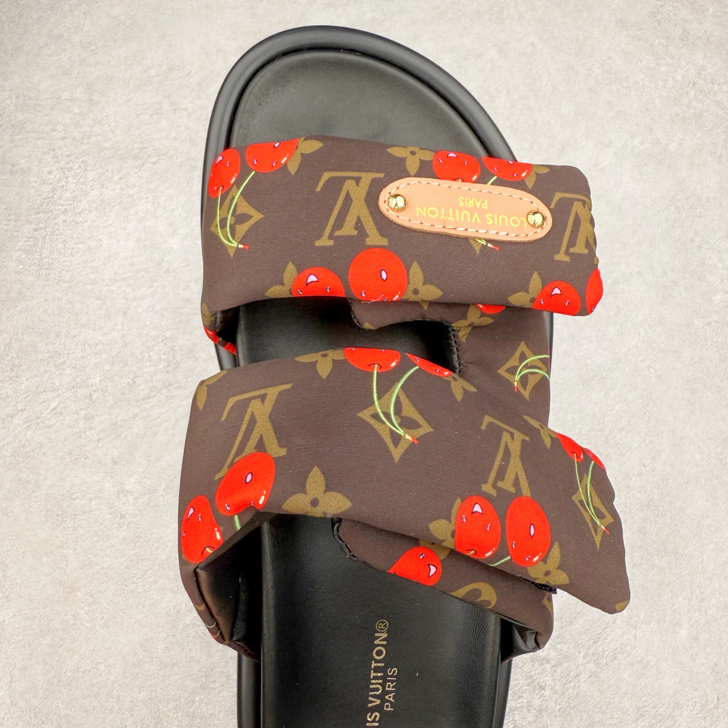 图片[4]-LOUIS VUITTON ｜路易威登2025ss最新春夏款 村上隆/Takashi Murakami x lv Pool Pillow Comfort 皮革 圆头套脚一字拖鞋 男女款 白色 室内外穿着皆宜。纯羊羔毛材质，鞋面受专水台高密度发泡材质，轻盈舒适，鞋底厚度3.5 上脚超显腿长 尺码：35 36 37 38 39 40 41 42 43 44 45-选品中心