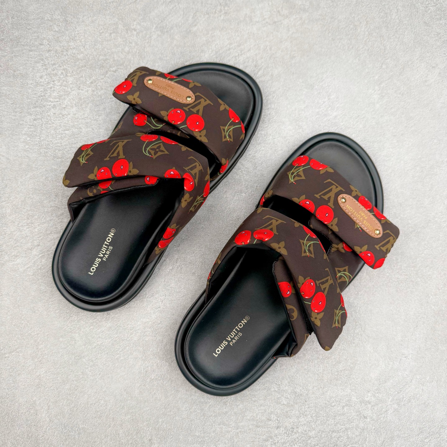 图片[3]-LOUIS VUITTON ｜路易威登2025ss最新春夏款 村上隆/Takashi Murakami x lv Pool Pillow Comfort 皮革 圆头套脚一字拖鞋 男女款 白色 室内外穿着皆宜。纯羊羔毛材质，鞋面受专水台高密度发泡材质，轻盈舒适，鞋底厚度3.5 上脚超显腿长 尺码：35 36 37 38 39 40 41 42 43 44 45-选品中心