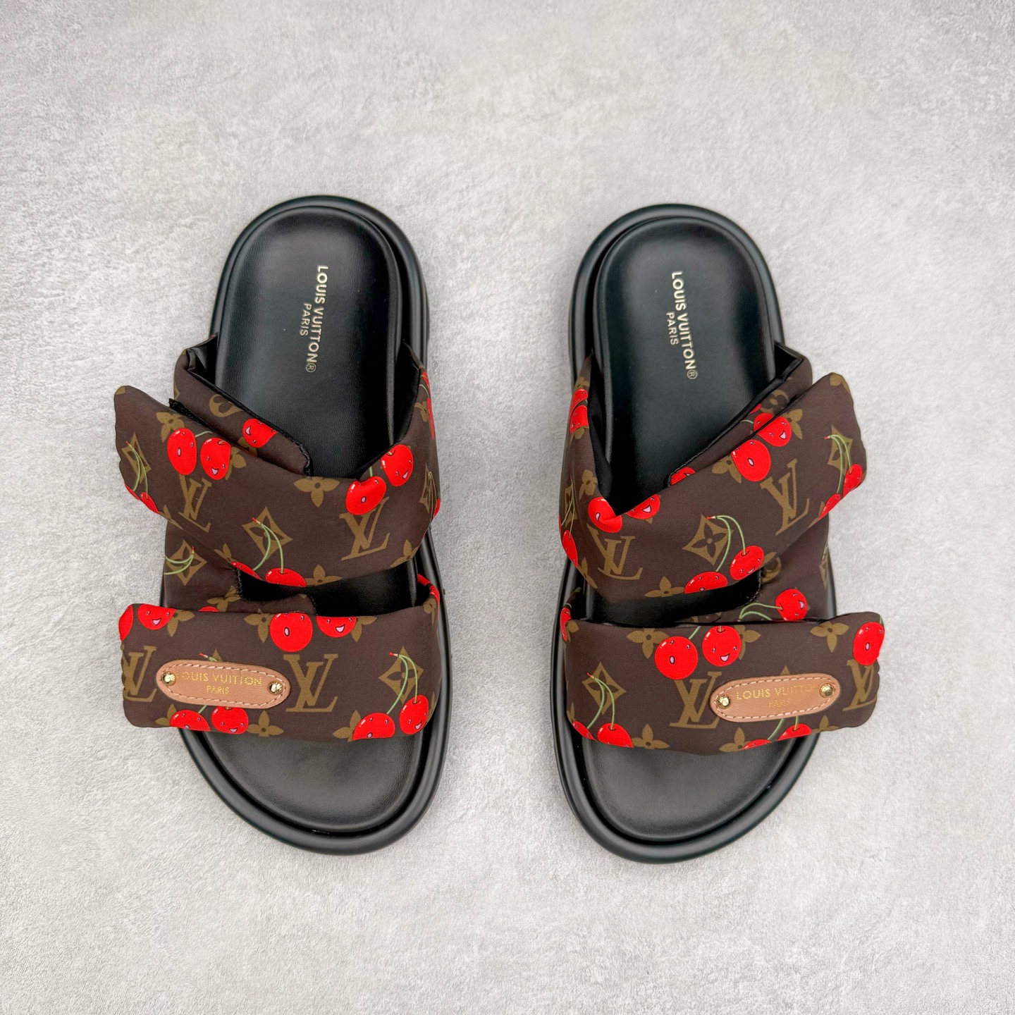 图片[2]-LOUIS VUITTON ｜路易威登2025ss最新春夏款 村上隆/Takashi Murakami x lv Pool Pillow Comfort 皮革 圆头套脚一字拖鞋 男女款 白色 室内外穿着皆宜。纯羊羔毛材质，鞋面受专水台高密度发泡材质，轻盈舒适，鞋底厚度3.5 上脚超显腿长 尺码：35 36 37 38 39 40 41 42 43 44 45-选品中心