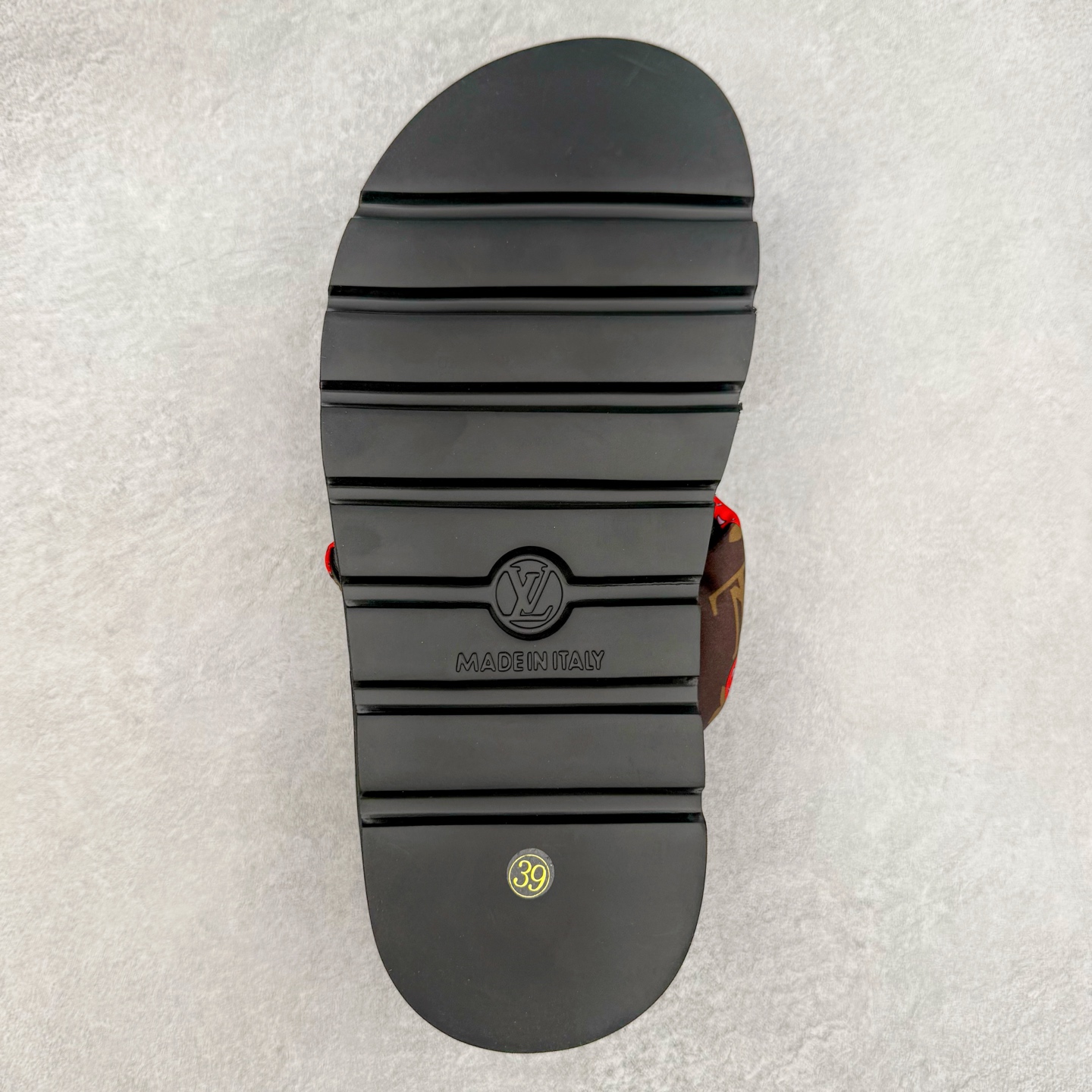 图片[9]-LOUIS VUITTON ｜路易威登2025ss最新春夏款 村上隆/Takashi Murakami x lv Pool Pillow Comfort 皮革 圆头套脚一字拖鞋 男女款 白色 室内外穿着皆宜。纯羊羔毛材质，鞋面受专水台高密度发泡材质，轻盈舒适，鞋底厚度3.5 上脚超显腿长 尺码：35 36 37 38 39 40 41 42 43 44 45-选品中心