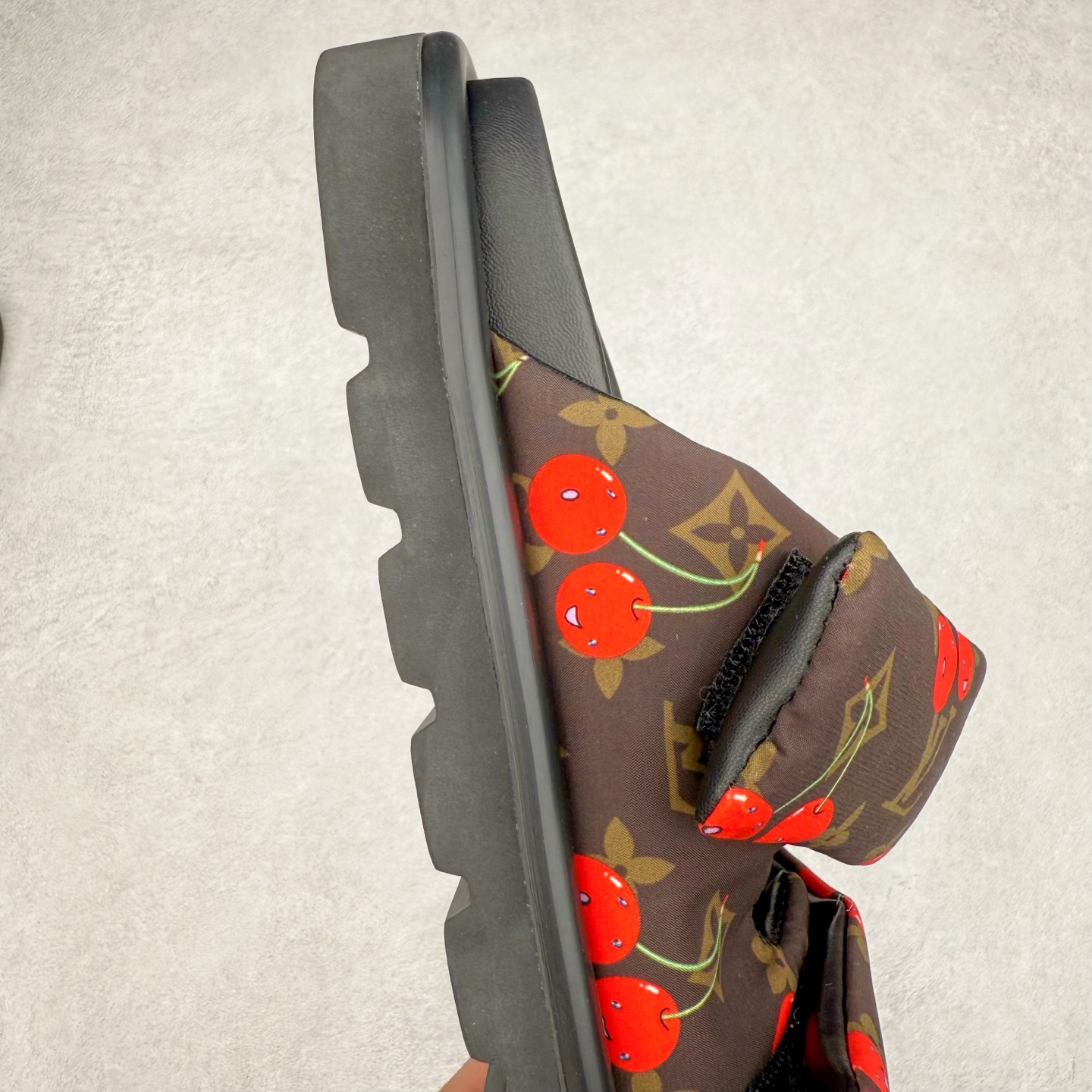 图片[6]-LOUIS VUITTON ｜路易威登2025ss最新春夏款 村上隆/Takashi Murakami x lv Pool Pillow Comfort 皮革 圆头套脚一字拖鞋 男女款 白色 室内外穿着皆宜。纯羊羔毛材质，鞋面受专水台高密度发泡材质，轻盈舒适，鞋底厚度3.5 上脚超显腿长 尺码：35 36 37 38 39 40 41 42 43 44 45-选品中心