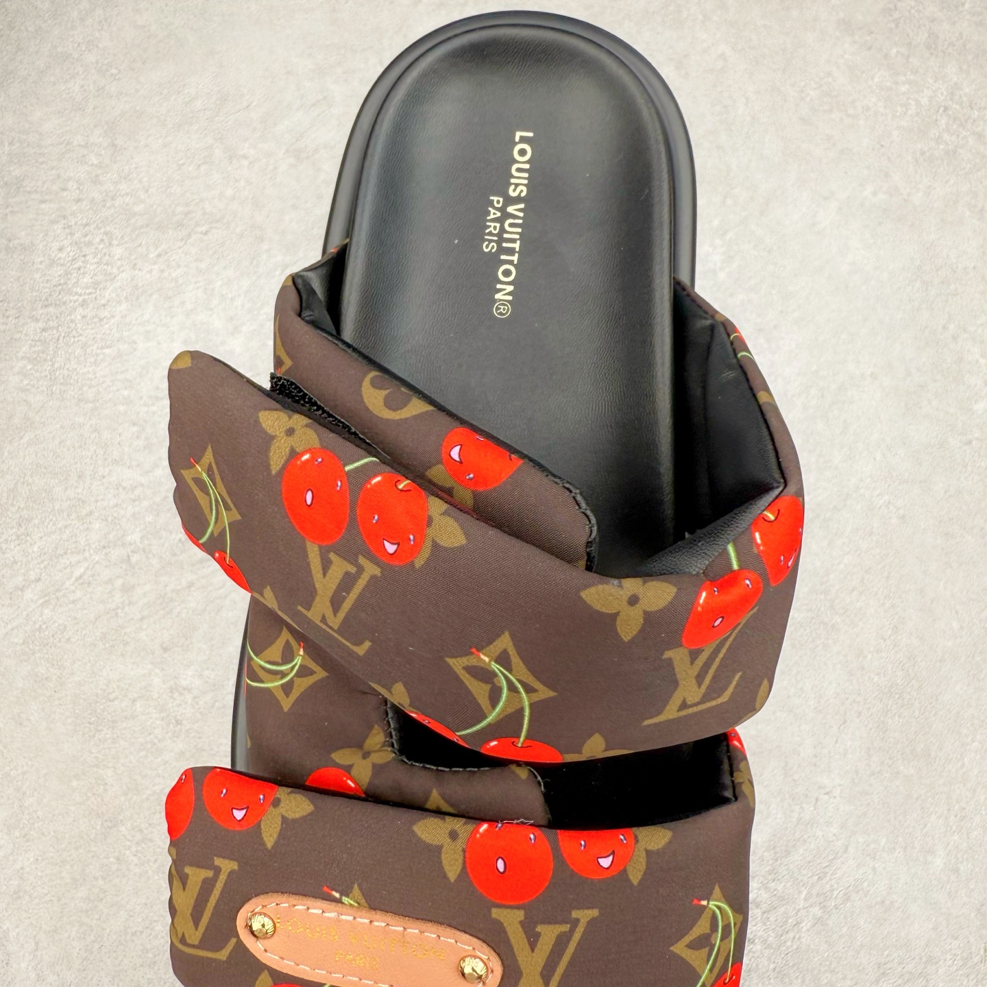 图片[5]-LOUIS VUITTON ｜路易威登2025ss最新春夏款 村上隆/Takashi Murakami x lv Pool Pillow Comfort 皮革 圆头套脚一字拖鞋 男女款 白色 室内外穿着皆宜。纯羊羔毛材质，鞋面受专水台高密度发泡材质，轻盈舒适，鞋底厚度3.5 上脚超显腿长 尺码：35 36 37 38 39 40 41 42 43 44 45-选品中心