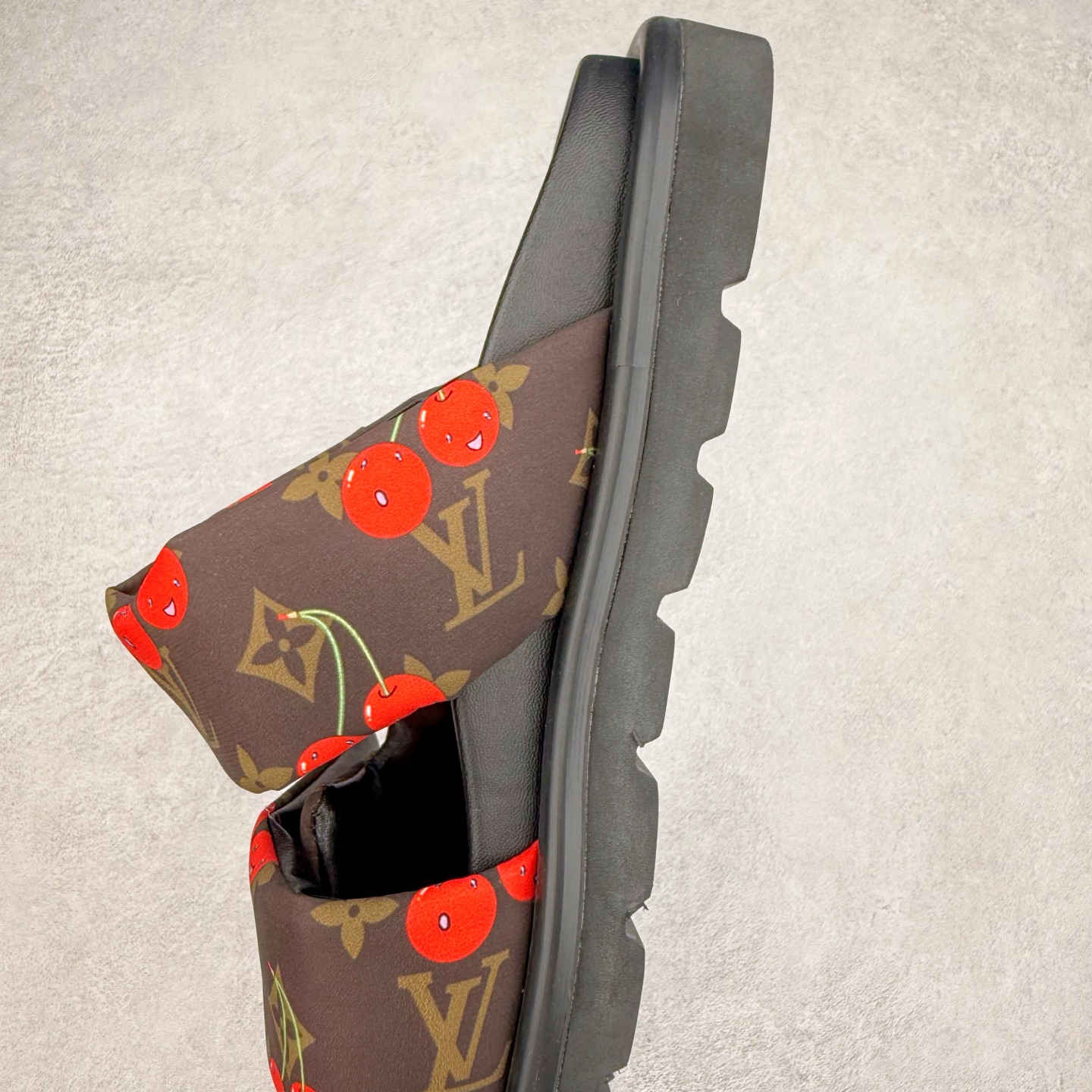 图片[7]-LOUIS VUITTON ｜路易威登2025ss最新春夏款 村上隆/Takashi Murakami x lv Pool Pillow Comfort 皮革 圆头套脚一字拖鞋 男女款 白色 室内外穿着皆宜。纯羊羔毛材质，鞋面受专水台高密度发泡材质，轻盈舒适，鞋底厚度3.5 上脚超显腿长 尺码：35 36 37 38 39 40 41 42 43 44 45-选品中心