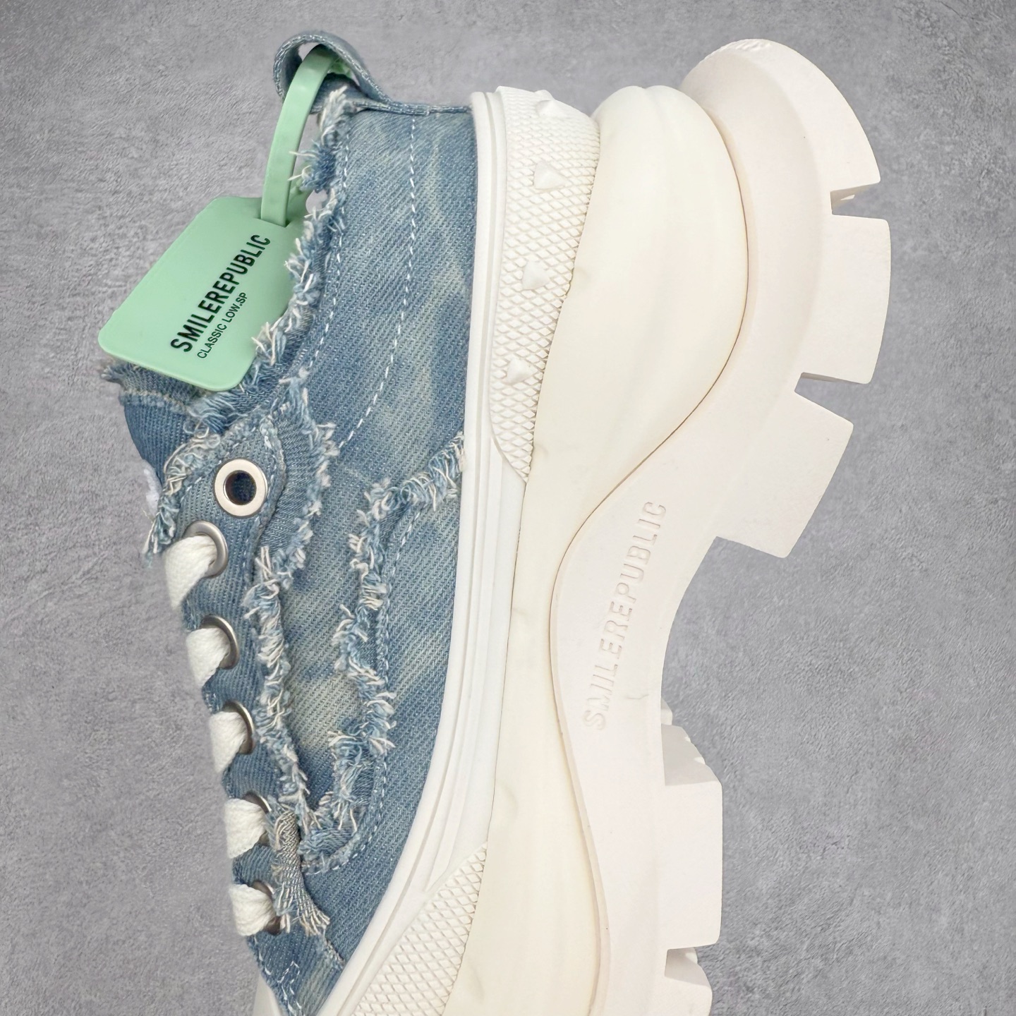 图片[7]-SMILEREPUBLIC 檀健次 老爹鞋2.0系列重磅来袭🔥🔥🔥采用了 水洗布 TPU贴盒大底厚底7cm大底轻盈又增高💯#SMILEREPUBLIC三周年#SMILEQUEEN#开口笑二代#厚底鞋#偏要高调#我的厚米鞋 三个色 黑白 全黑 全白 厚底软得像是自带弹簧，鞋型把整条腿衬得特别秀气，配中筒袜瞬间变身学院少女，，感觉脖子以下全是腿 ✅ 小红书爆款 李昀锐、于文文、大鹏、痞幼、苏醒、刘畊宏老师等～众多明星纷纷上脚👟尺码：35 36 37 38 39 40 41 42 43 44 45-选品中心