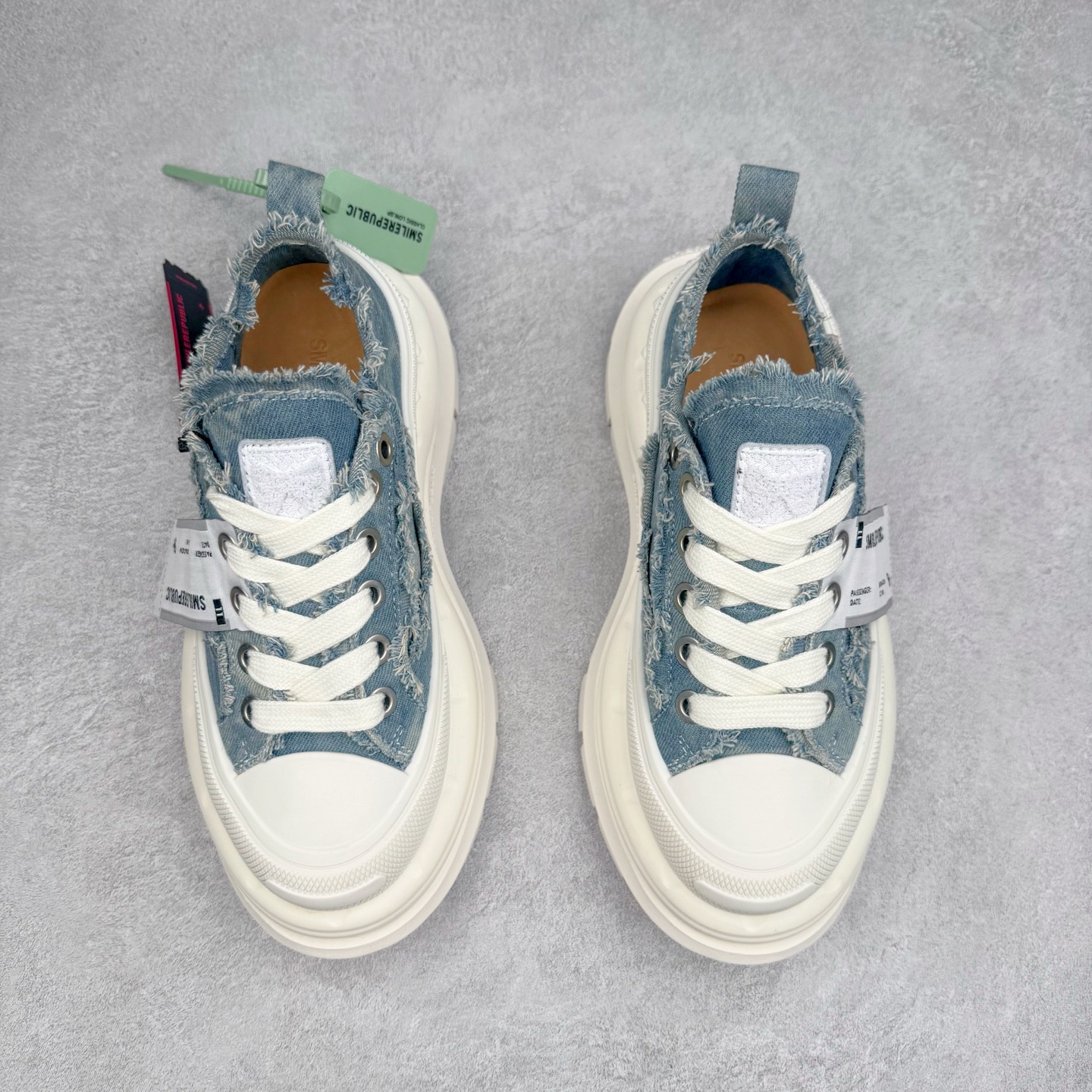 图片[2]-SMILEREPUBLIC 檀健次 老爹鞋2.0系列重磅来袭🔥🔥🔥采用了 水洗布 TPU贴盒大底厚底7cm大底轻盈又增高💯#SMILEREPUBLIC三周年#SMILEQUEEN#开口笑二代#厚底鞋#偏要高调#我的厚米鞋 三个色 黑白 全黑 全白 厚底软得像是自带弹簧，鞋型把整条腿衬得特别秀气，配中筒袜瞬间变身学院少女，，感觉脖子以下全是腿 ✅ 小红书爆款 李昀锐、于文文、大鹏、痞幼、苏醒、刘畊宏老师等～众多明星纷纷上脚👟尺码：35 36 37 38 39 40 41 42 43 44 45-选品中心