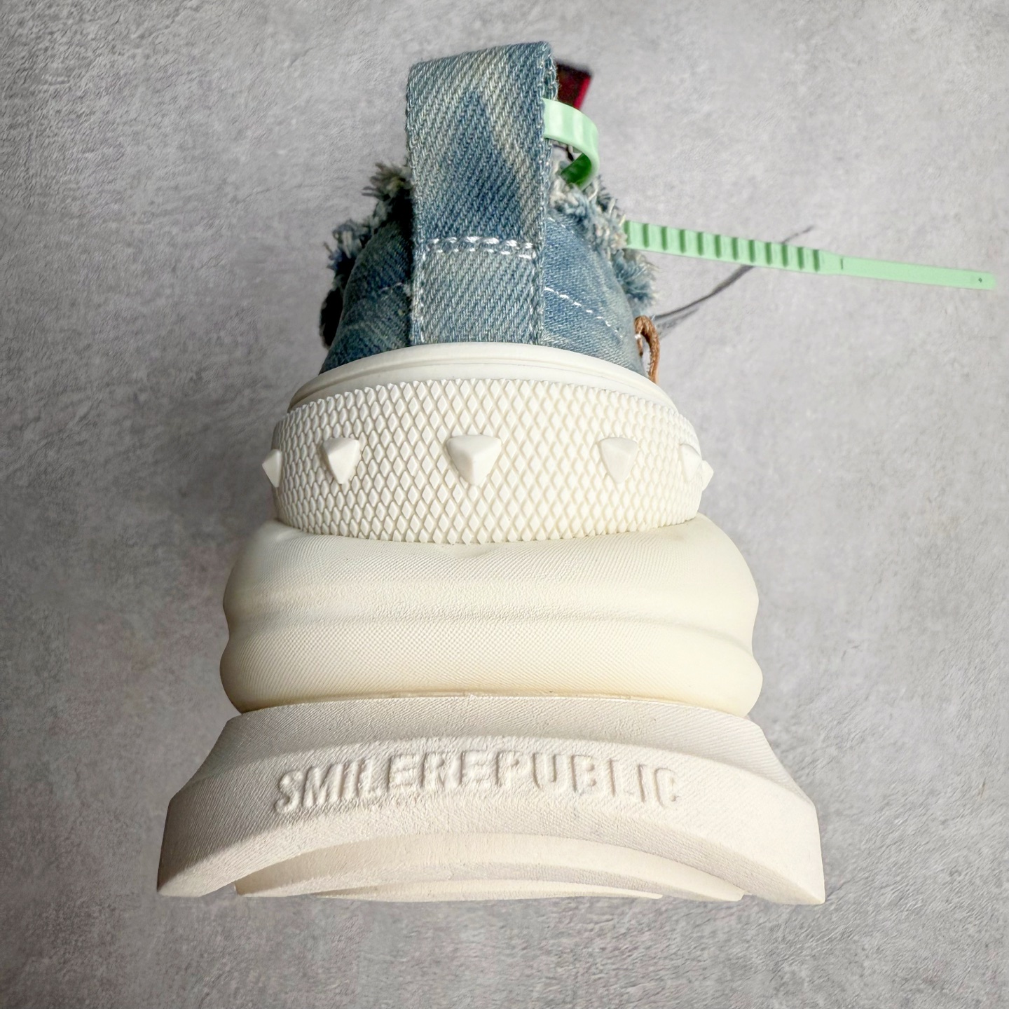 图片[8]-SMILEREPUBLIC 檀健次 老爹鞋2.0系列重磅来袭🔥🔥🔥采用了 水洗布 TPU贴盒大底厚底7cm大底轻盈又增高💯#SMILEREPUBLIC三周年#SMILEQUEEN#开口笑二代#厚底鞋#偏要高调#我的厚米鞋 三个色 黑白 全黑 全白 厚底软得像是自带弹簧，鞋型把整条腿衬得特别秀气，配中筒袜瞬间变身学院少女，，感觉脖子以下全是腿 ✅ 小红书爆款 李昀锐、于文文、大鹏、痞幼、苏醒、刘畊宏老师等～众多明星纷纷上脚👟尺码：35 36 37 38 39 40 41 42 43 44 45-选品中心