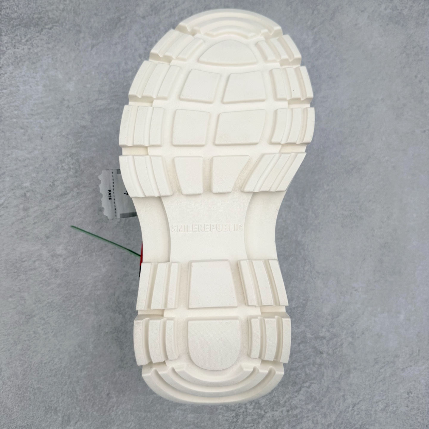 图片[9]-SMILEREPUBLIC 檀健次 老爹鞋2.0系列重磅来袭🔥🔥🔥采用了 水洗布 TPU贴盒大底厚底7cm大底轻盈又增高💯#SMILEREPUBLIC三周年#SMILEQUEEN#开口笑二代#厚底鞋#偏要高调#我的厚米鞋 三个色 黑白 全黑 全白 厚底软得像是自带弹簧，鞋型把整条腿衬得特别秀气，配中筒袜瞬间变身学院少女，，感觉脖子以下全是腿 ✅ 小红书爆款 李昀锐、于文文、大鹏、痞幼、苏醒、刘畊宏老师等～众多明星纷纷上脚👟尺码：35 36 37 38 39 40 41 42 43 44 45-选品中心