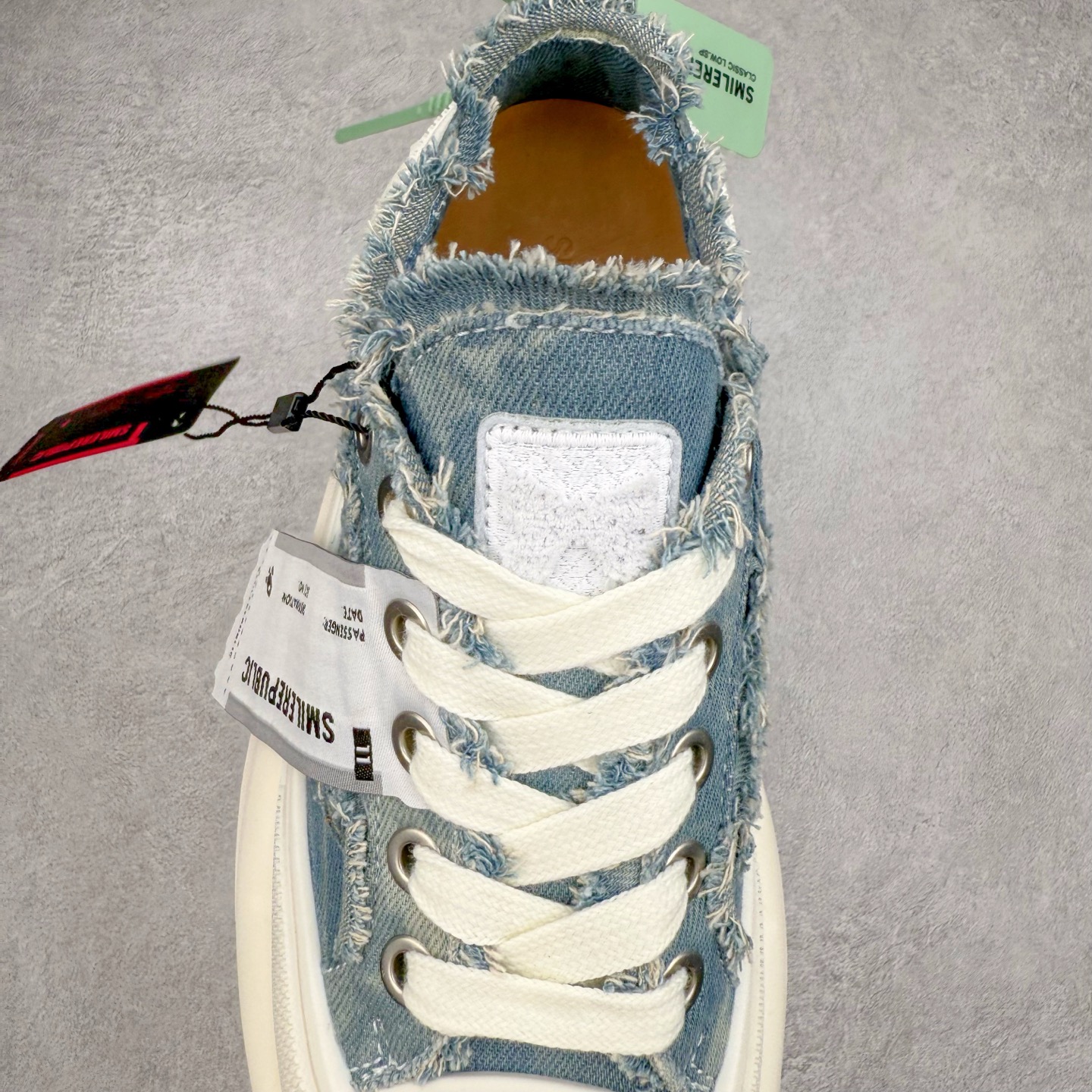 图片[5]-SMILEREPUBLIC 檀健次 老爹鞋2.0系列重磅来袭🔥🔥🔥采用了 水洗布 TPU贴盒大底厚底7cm大底轻盈又增高💯#SMILEREPUBLIC三周年#SMILEQUEEN#开口笑二代#厚底鞋#偏要高调#我的厚米鞋 三个色 黑白 全黑 全白 厚底软得像是自带弹簧，鞋型把整条腿衬得特别秀气，配中筒袜瞬间变身学院少女，，感觉脖子以下全是腿 ✅ 小红书爆款 李昀锐、于文文、大鹏、痞幼、苏醒、刘畊宏老师等～众多明星纷纷上脚👟尺码：35 36 37 38 39 40 41 42 43 44 45-选品中心