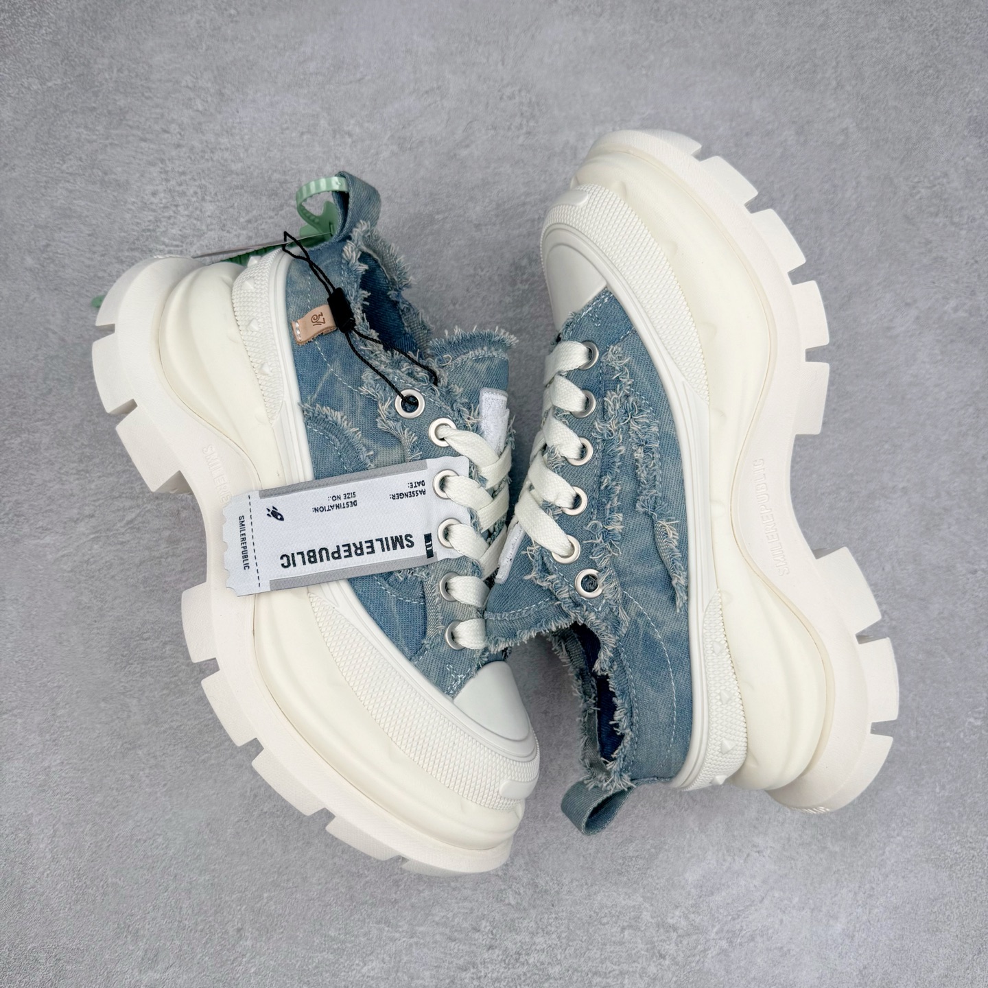 图片[3]-SMILEREPUBLIC 檀健次 老爹鞋2.0系列重磅来袭🔥🔥🔥采用了 水洗布 TPU贴盒大底厚底7cm大底轻盈又增高💯#SMILEREPUBLIC三周年#SMILEQUEEN#开口笑二代#厚底鞋#偏要高调#我的厚米鞋 三个色 黑白 全黑 全白 厚底软得像是自带弹簧，鞋型把整条腿衬得特别秀气，配中筒袜瞬间变身学院少女，，感觉脖子以下全是腿 ✅ 小红书爆款 李昀锐、于文文、大鹏、痞幼、苏醒、刘畊宏老师等～众多明星纷纷上脚👟尺码：35 36 37 38 39 40 41 42 43 44 45-选品中心