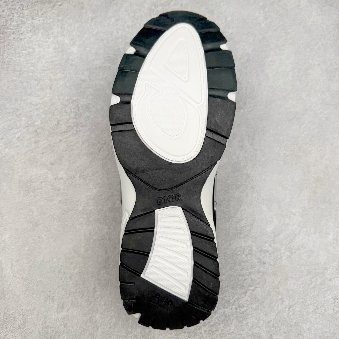 图片[9]-＃福利特价 Dior B30 迪奥网眼织物低帮运动休闲鞋 该款系列采用黑网色眼织物白和色科技料面精心制 作饰以反光“CD30”图形标志 外格轻盈的刻雕效果橡胶鞋搭底配标志性点的缀提升格调 内弹部力细节塑造想理的舒适穿着体验可与各休式闲造型配搭 彰显尚时现代的运风动范 尺码：36 37 35 39 40 41 42 43 44 45-选品中心
