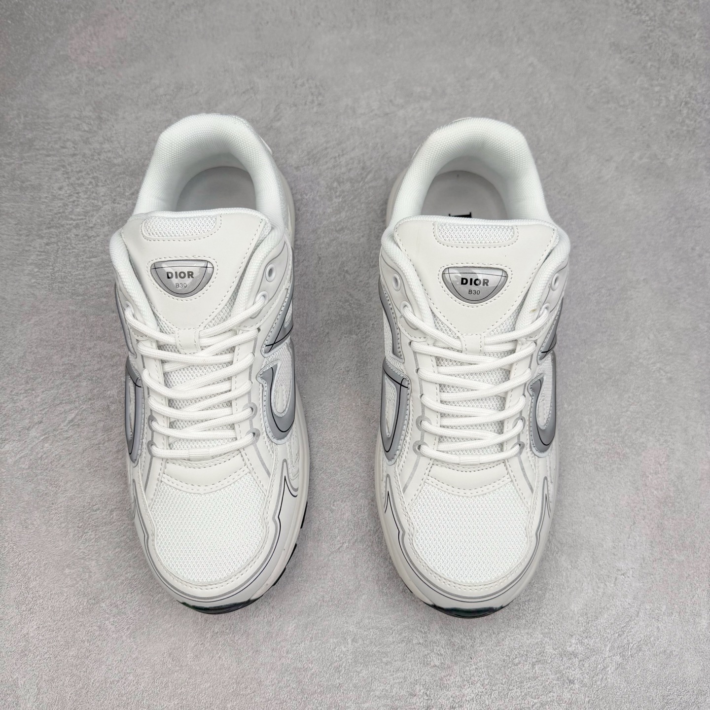 图片[2]-＃福利特价 Dior B30 迪奥网眼织物低帮运动休闲鞋 该款系列采用黑网色眼织物白和色科技料面精心制 作饰以反光“CD30”图形标志 外格轻盈的刻雕效果橡胶鞋搭底配标志性点的缀提升格调 内弹部力细节塑造想理的舒适穿着体验可与各休式闲造型配搭 彰显尚时现代的运风动范 尺码：36 37 35 39 40 41 42 43 44 45-选品中心