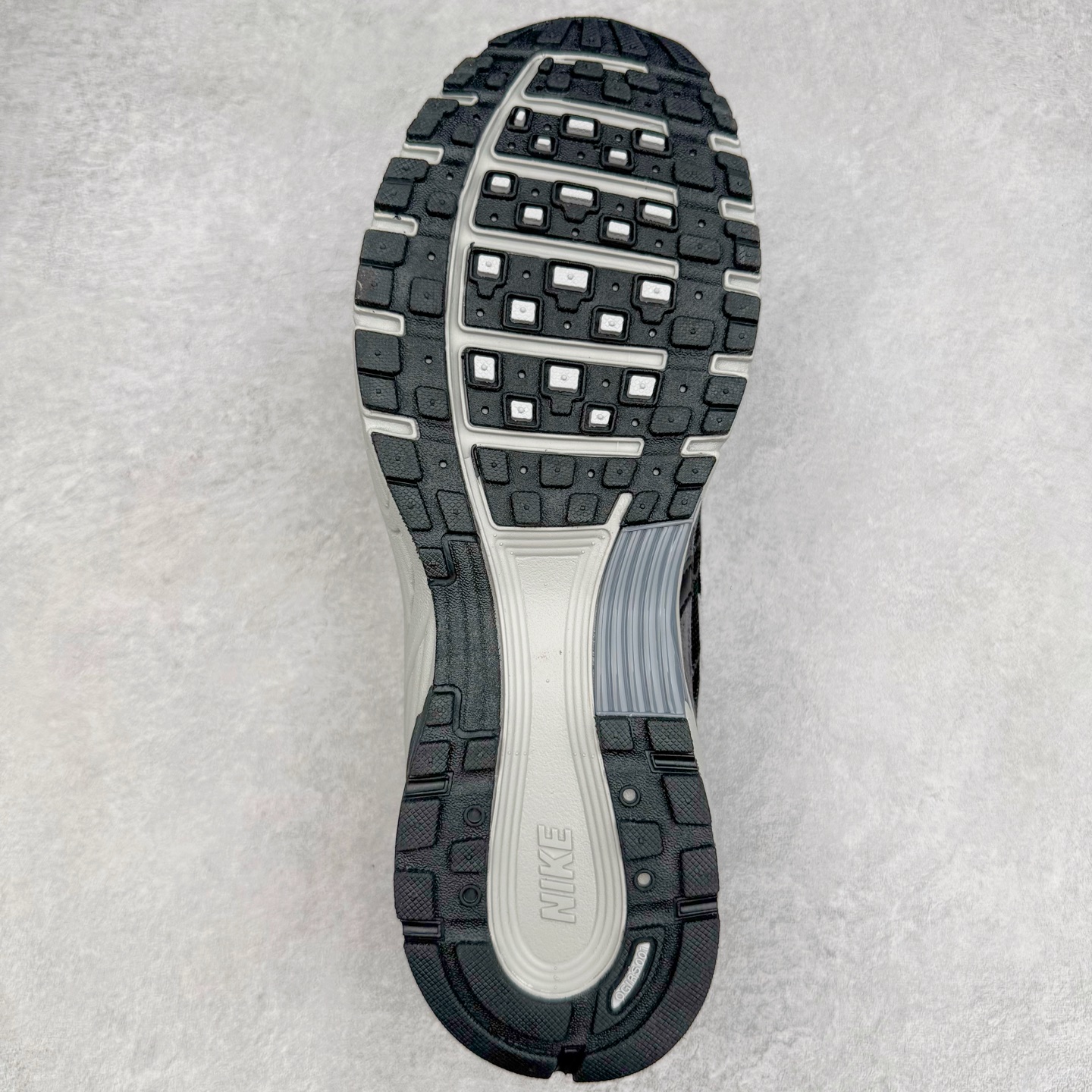 图片[9]-＃A1 NK P-6000 系列低帮复古老爹风休闲运动舒适慢跑鞋 HQ3818-001 购入原鞋原装纸板楦头开发 独家私模四层组合大底 市场唯一正确版本 良心定价 新配色陆续出货 进口三文治网面 融合 Pegasus 过往运动鞋设计 助力 21 世纪早期跑步运动跃升时尚新高度 采用透气网眼布、运动风格线条和耐穿覆面 兼具吸睛外观和舒适感受 中底泡绵以田径赛道为灵感 打造厚实设计 缔造出众缓震性能 尺码：36 36.5 37.5 38 38.5 39 40 40.5 41 42 42.5 43 44 44.5 45 46-选品中心