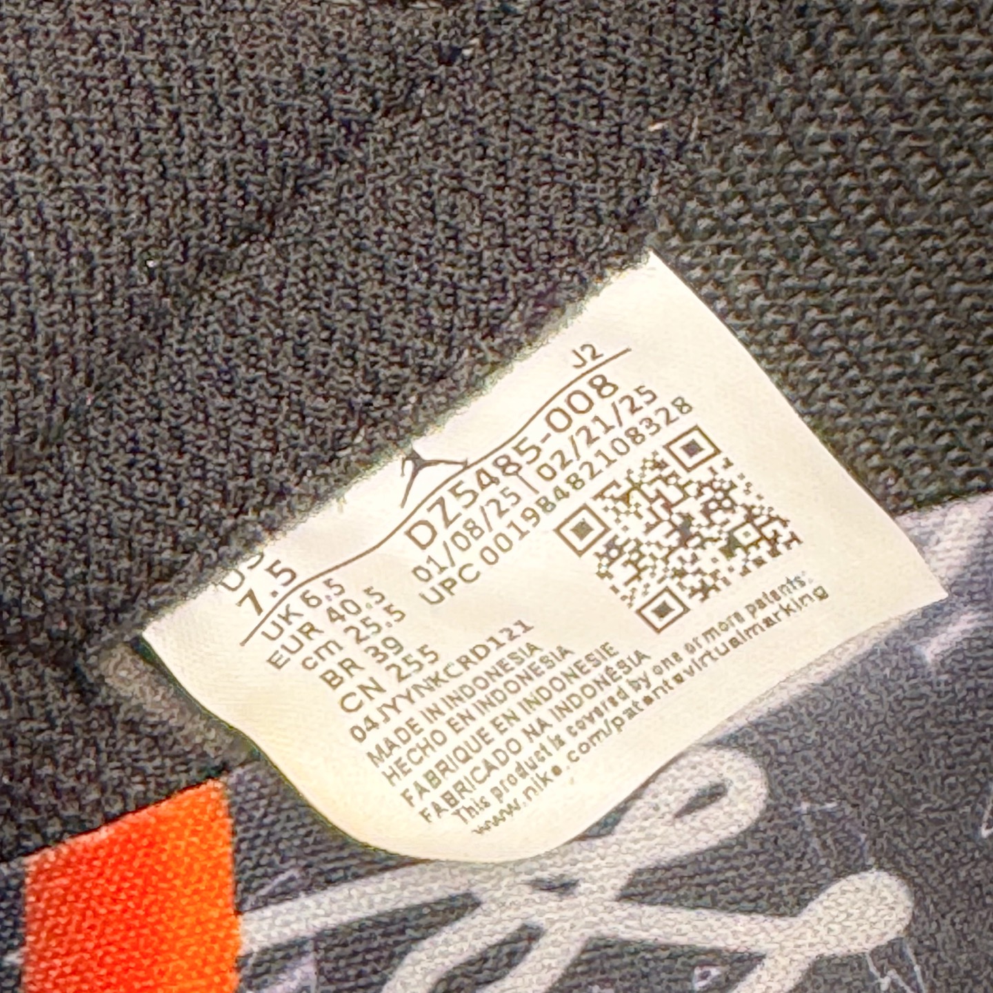 图片[11]-＃KZ神版莞产 Air Jordan AJ1 Retro High 高帮 复刻扣碎篮板 黑橙 DZ5485-008 外贸特供批次 终端控货优势输出 新配色不断更新开发 市场中端王者 全套原纸板楦头开发 确保原汁原味 完美呈现一代版型 一比一鞋头弧度高度鞋身弧度 此版本只针对中端市场 细节品控鞋型随意秒杀市面同价位 鞋型完美 不臃肿别扭 头层皮料加持 用料绝不含糊 进口玻璃冲刀皮料裁剪零毛边 电脑针车工艺 超高鞋面清洁度 最高QC检验标准 控制溢胶瑕疵 原盒原配 飞翼3D高频深度立体 工艺方面大到整体鞋型 漏斗收腰 底线拉帮 LOGO立体程度 小到针眼排布 载片对称 冲孔效果 鞋标规范 鞋垫背胶等等 无一不是口碑收割 每双都是一个回头客 尺码：36 36.5 37.5 38 38.5 39 40 40.5 41 42 42.5 43 44 44.5 45 46 47.5-选品中心