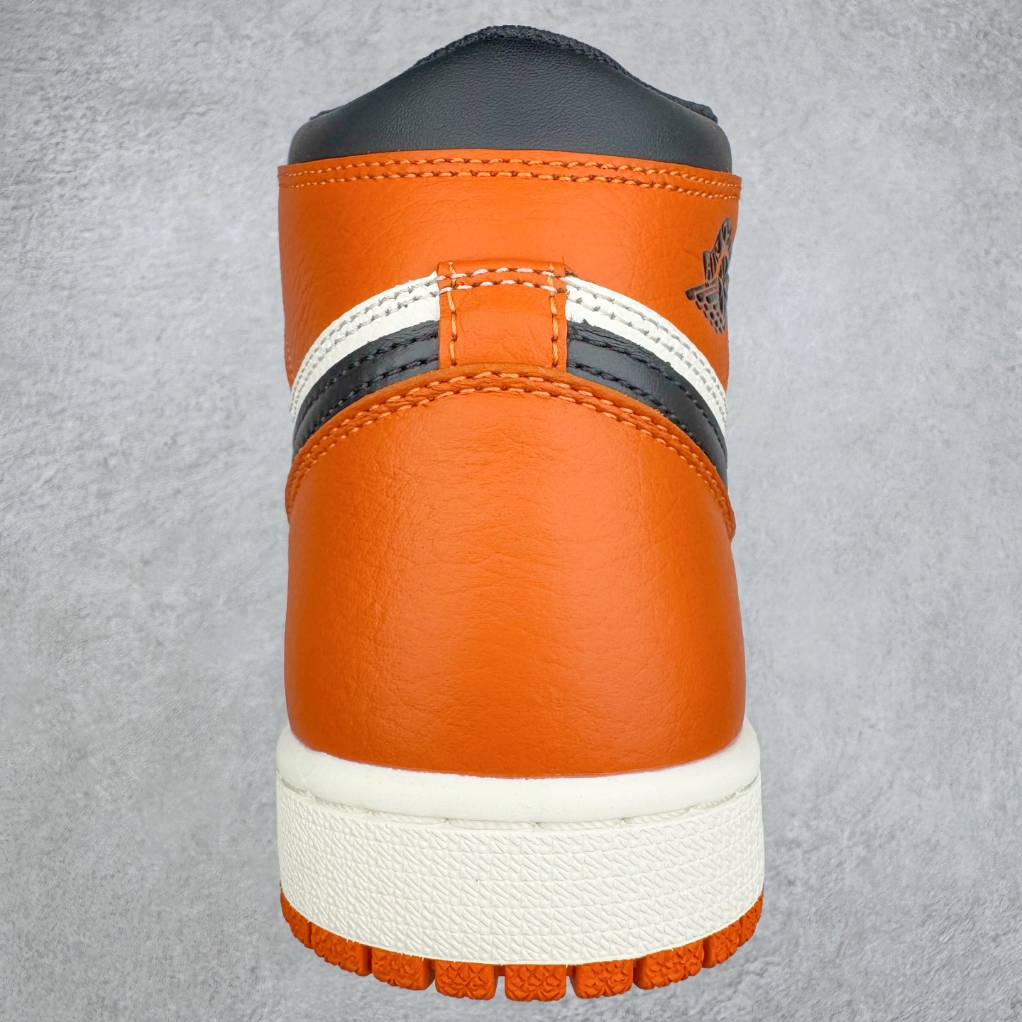 图片[8]-＃KZ神版莞产 Air Jordan AJ1 Retro High 高帮 复刻扣碎篮板 黑橙 DZ5485-008 外贸特供批次 终端控货优势输出 新配色不断更新开发 市场中端王者 全套原纸板楦头开发 确保原汁原味 完美呈现一代版型 一比一鞋头弧度高度鞋身弧度 此版本只针对中端市场 细节品控鞋型随意秒杀市面同价位 鞋型完美 不臃肿别扭 头层皮料加持 用料绝不含糊 进口玻璃冲刀皮料裁剪零毛边 电脑针车工艺 超高鞋面清洁度 最高QC检验标准 控制溢胶瑕疵 原盒原配 飞翼3D高频深度立体 工艺方面大到整体鞋型 漏斗收腰 底线拉帮 LOGO立体程度 小到针眼排布 载片对称 冲孔效果 鞋标规范 鞋垫背胶等等 无一不是口碑收割 每双都是一个回头客 尺码：36 36.5 37.5 38 38.5 39 40 40.5 41 42 42.5 43 44 44.5 45 46 47.5-选品中心