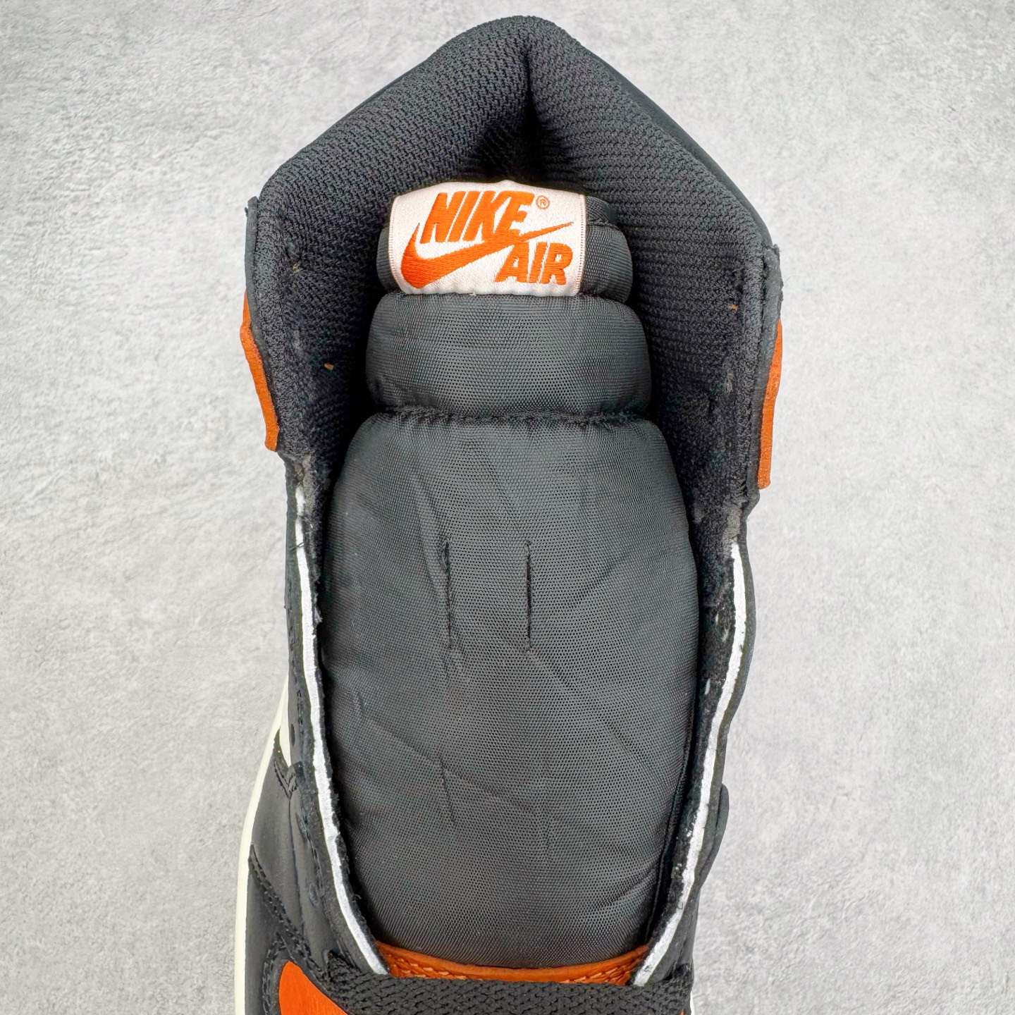 图片[5]-＃KZ神版莞产 Air Jordan AJ1 Retro High 高帮 复刻扣碎篮板 黑橙 DZ5485-008 外贸特供批次 终端控货优势输出 新配色不断更新开发 市场中端王者 全套原纸板楦头开发 确保原汁原味 完美呈现一代版型 一比一鞋头弧度高度鞋身弧度 此版本只针对中端市场 细节品控鞋型随意秒杀市面同价位 鞋型完美 不臃肿别扭 头层皮料加持 用料绝不含糊 进口玻璃冲刀皮料裁剪零毛边 电脑针车工艺 超高鞋面清洁度 最高QC检验标准 控制溢胶瑕疵 原盒原配 飞翼3D高频深度立体 工艺方面大到整体鞋型 漏斗收腰 底线拉帮 LOGO立体程度 小到针眼排布 载片对称 冲孔效果 鞋标规范 鞋垫背胶等等 无一不是口碑收割 每双都是一个回头客 尺码：36 36.5 37.5 38 38.5 39 40 40.5 41 42 42.5 43 44 44.5 45 46 47.5-选品中心