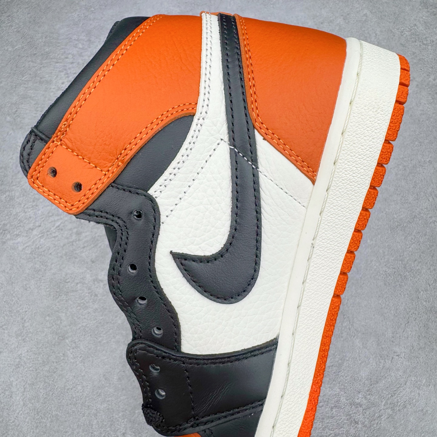 图片[7]-＃KZ神版莞产 Air Jordan AJ1 Retro High 高帮 复刻扣碎篮板 黑橙 DZ5485-008 外贸特供批次 终端控货优势输出 新配色不断更新开发 市场中端王者 全套原纸板楦头开发 确保原汁原味 完美呈现一代版型 一比一鞋头弧度高度鞋身弧度 此版本只针对中端市场 细节品控鞋型随意秒杀市面同价位 鞋型完美 不臃肿别扭 头层皮料加持 用料绝不含糊 进口玻璃冲刀皮料裁剪零毛边 电脑针车工艺 超高鞋面清洁度 最高QC检验标准 控制溢胶瑕疵 原盒原配 飞翼3D高频深度立体 工艺方面大到整体鞋型 漏斗收腰 底线拉帮 LOGO立体程度 小到针眼排布 载片对称 冲孔效果 鞋标规范 鞋垫背胶等等 无一不是口碑收割 每双都是一个回头客 尺码：36 36.5 37.5 38 38.5 39 40 40.5 41 42 42.5 43 44 44.5 45 46 47.5-选品中心