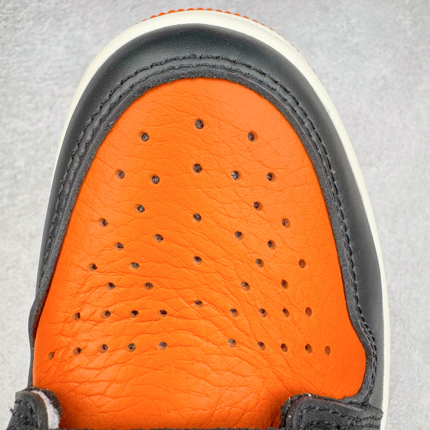 图片[14]-＃KZ神版莞产 Air Jordan AJ1 Retro High 高帮 复刻扣碎篮板 黑橙 DZ5485-008 外贸特供批次 终端控货优势输出 新配色不断更新开发 市场中端王者 全套原纸板楦头开发 确保原汁原味 完美呈现一代版型 一比一鞋头弧度高度鞋身弧度 此版本只针对中端市场 细节品控鞋型随意秒杀市面同价位 鞋型完美 不臃肿别扭 头层皮料加持 用料绝不含糊 进口玻璃冲刀皮料裁剪零毛边 电脑针车工艺 超高鞋面清洁度 最高QC检验标准 控制溢胶瑕疵 原盒原配 飞翼3D高频深度立体 工艺方面大到整体鞋型 漏斗收腰 底线拉帮 LOGO立体程度 小到针眼排布 载片对称 冲孔效果 鞋标规范 鞋垫背胶等等 无一不是口碑收割 每双都是一个回头客 尺码：36 36.5 37.5 38 38.5 39 40 40.5 41 42 42.5 43 44 44.5 45 46 47.5-选品中心