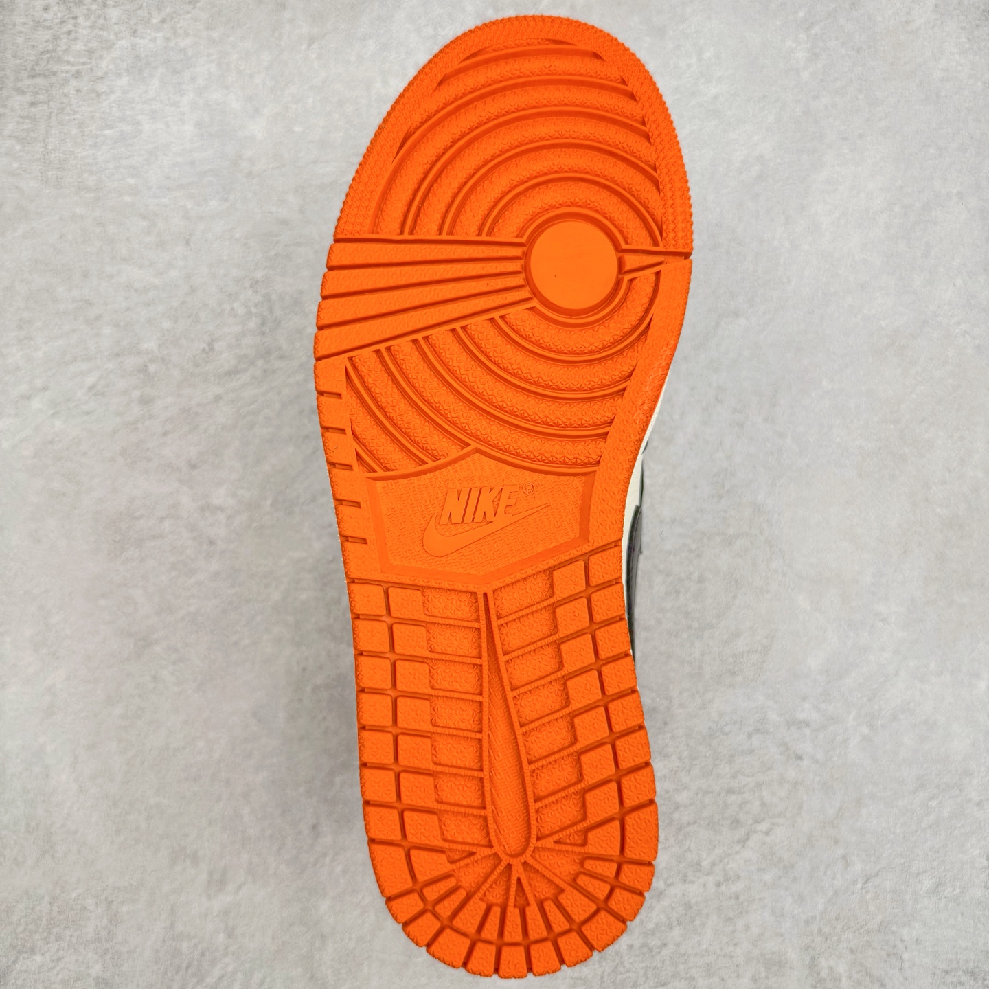 图片[9]-＃KZ神版莞产 Air Jordan AJ1 Retro High 高帮 复刻扣碎篮板 黑橙 DZ5485-008 外贸特供批次 终端控货优势输出 新配色不断更新开发 市场中端王者 全套原纸板楦头开发 确保原汁原味 完美呈现一代版型 一比一鞋头弧度高度鞋身弧度 此版本只针对中端市场 细节品控鞋型随意秒杀市面同价位 鞋型完美 不臃肿别扭 头层皮料加持 用料绝不含糊 进口玻璃冲刀皮料裁剪零毛边 电脑针车工艺 超高鞋面清洁度 最高QC检验标准 控制溢胶瑕疵 原盒原配 飞翼3D高频深度立体 工艺方面大到整体鞋型 漏斗收腰 底线拉帮 LOGO立体程度 小到针眼排布 载片对称 冲孔效果 鞋标规范 鞋垫背胶等等 无一不是口碑收割 每双都是一个回头客 尺码：36 36.5 37.5 38 38.5 39 40 40.5 41 42 42.5 43 44 44.5 45 46 47.5-选品中心