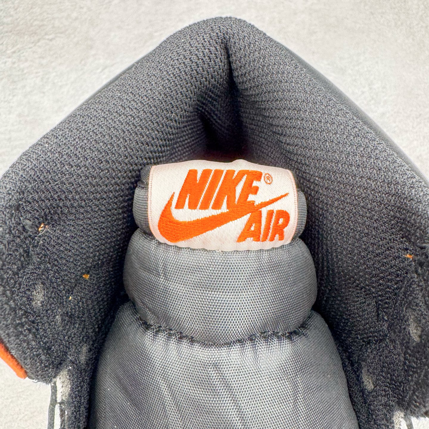 图片[13]-＃KZ神版莞产 Air Jordan AJ1 Retro High 高帮 复刻扣碎篮板 黑橙 DZ5485-008 外贸特供批次 终端控货优势输出 新配色不断更新开发 市场中端王者 全套原纸板楦头开发 确保原汁原味 完美呈现一代版型 一比一鞋头弧度高度鞋身弧度 此版本只针对中端市场 细节品控鞋型随意秒杀市面同价位 鞋型完美 不臃肿别扭 头层皮料加持 用料绝不含糊 进口玻璃冲刀皮料裁剪零毛边 电脑针车工艺 超高鞋面清洁度 最高QC检验标准 控制溢胶瑕疵 原盒原配 飞翼3D高频深度立体 工艺方面大到整体鞋型 漏斗收腰 底线拉帮 LOGO立体程度 小到针眼排布 载片对称 冲孔效果 鞋标规范 鞋垫背胶等等 无一不是口碑收割 每双都是一个回头客 尺码：36 36.5 37.5 38 38.5 39 40 40.5 41 42 42.5 43 44 44.5 45 46 47.5-选品中心