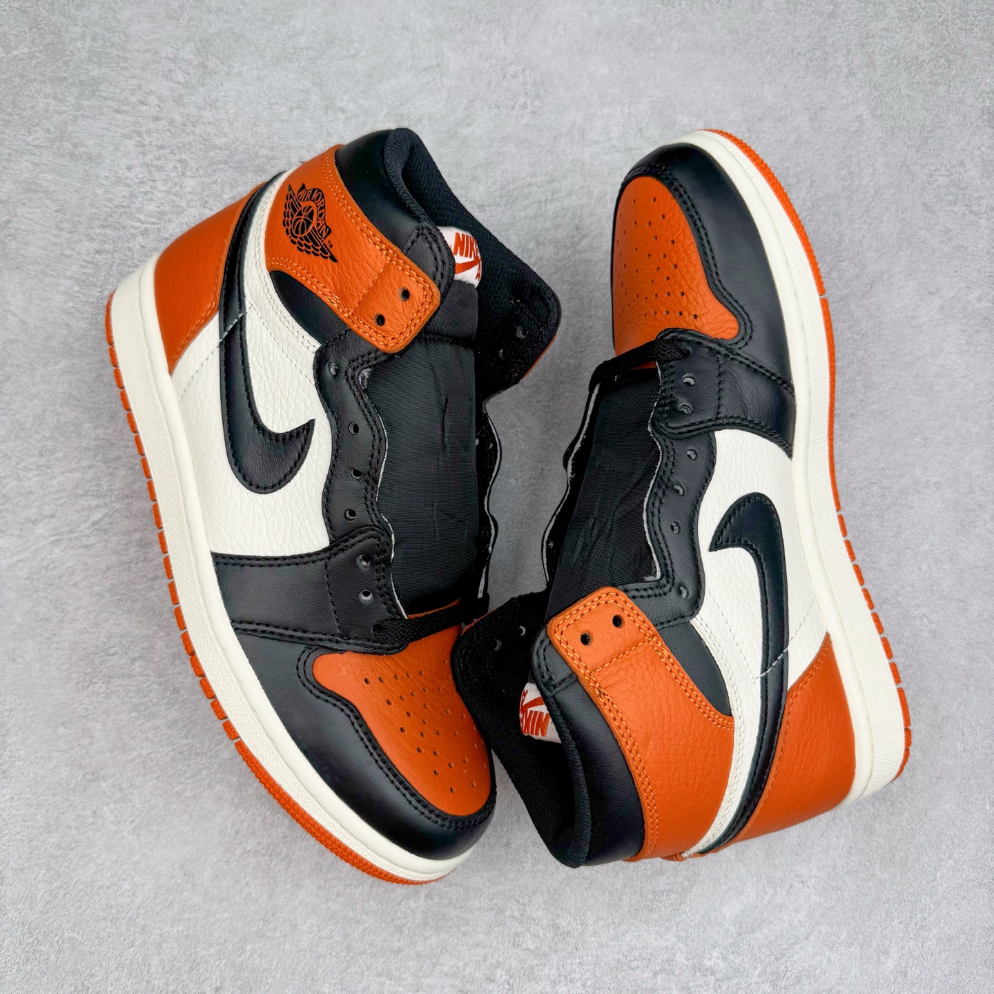 图片[3]-＃KZ神版莞产 Air Jordan AJ1 Retro High 高帮 复刻扣碎篮板 黑橙 DZ5485-008 外贸特供批次 终端控货优势输出 新配色不断更新开发 市场中端王者 全套原纸板楦头开发 确保原汁原味 完美呈现一代版型 一比一鞋头弧度高度鞋身弧度 此版本只针对中端市场 细节品控鞋型随意秒杀市面同价位 鞋型完美 不臃肿别扭 头层皮料加持 用料绝不含糊 进口玻璃冲刀皮料裁剪零毛边 电脑针车工艺 超高鞋面清洁度 最高QC检验标准 控制溢胶瑕疵 原盒原配 飞翼3D高频深度立体 工艺方面大到整体鞋型 漏斗收腰 底线拉帮 LOGO立体程度 小到针眼排布 载片对称 冲孔效果 鞋标规范 鞋垫背胶等等 无一不是口碑收割 每双都是一个回头客 尺码：36 36.5 37.5 38 38.5 39 40 40.5 41 42 42.5 43 44 44.5 45 46 47.5-选品中心