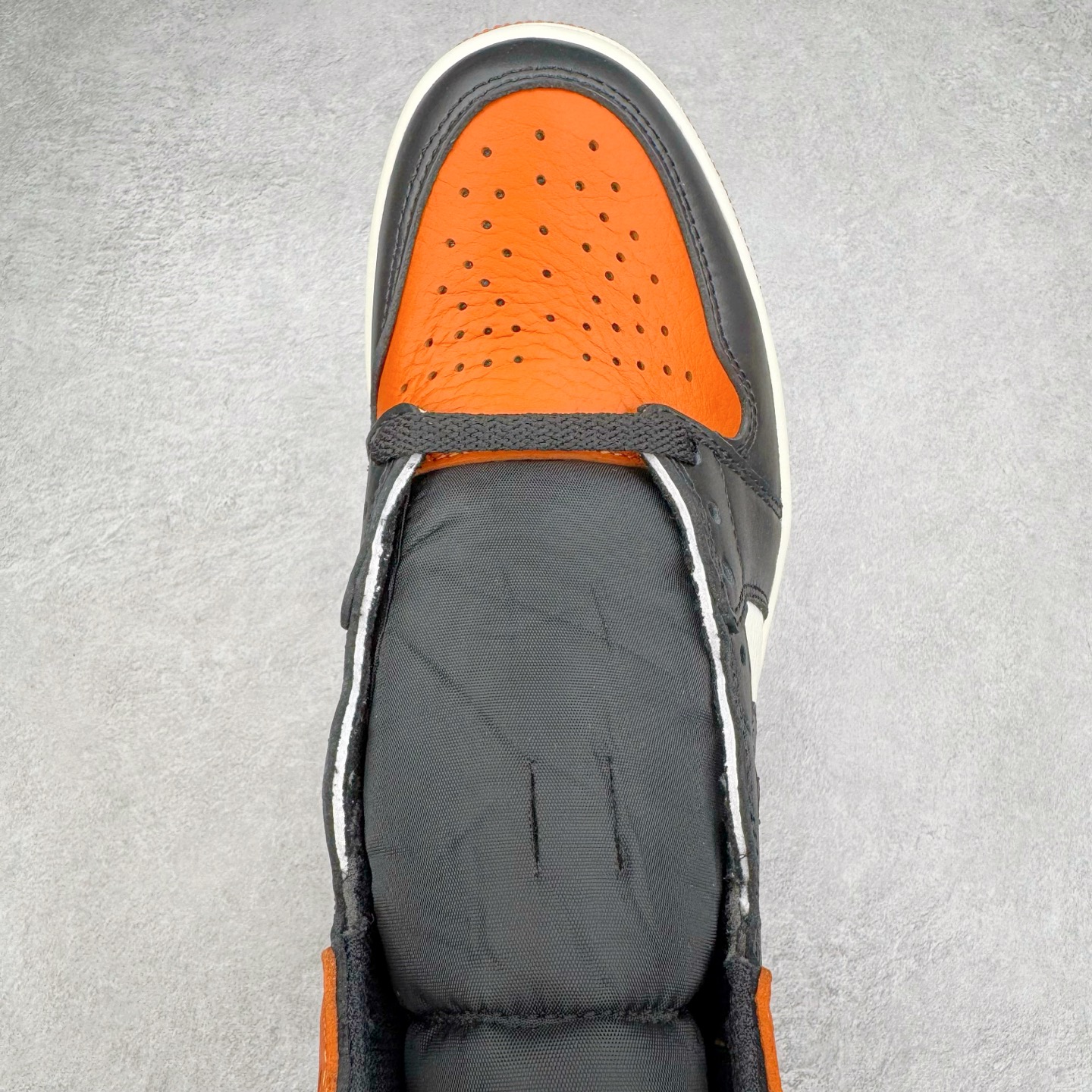 图片[4]-＃KZ神版莞产 Air Jordan AJ1 Retro High 高帮 复刻扣碎篮板 黑橙 DZ5485-008 外贸特供批次 终端控货优势输出 新配色不断更新开发 市场中端王者 全套原纸板楦头开发 确保原汁原味 完美呈现一代版型 一比一鞋头弧度高度鞋身弧度 此版本只针对中端市场 细节品控鞋型随意秒杀市面同价位 鞋型完美 不臃肿别扭 头层皮料加持 用料绝不含糊 进口玻璃冲刀皮料裁剪零毛边 电脑针车工艺 超高鞋面清洁度 最高QC检验标准 控制溢胶瑕疵 原盒原配 飞翼3D高频深度立体 工艺方面大到整体鞋型 漏斗收腰 底线拉帮 LOGO立体程度 小到针眼排布 载片对称 冲孔效果 鞋标规范 鞋垫背胶等等 无一不是口碑收割 每双都是一个回头客 尺码：36 36.5 37.5 38 38.5 39 40 40.5 41 42 42.5 43 44 44.5 45 46 47.5-选品中心