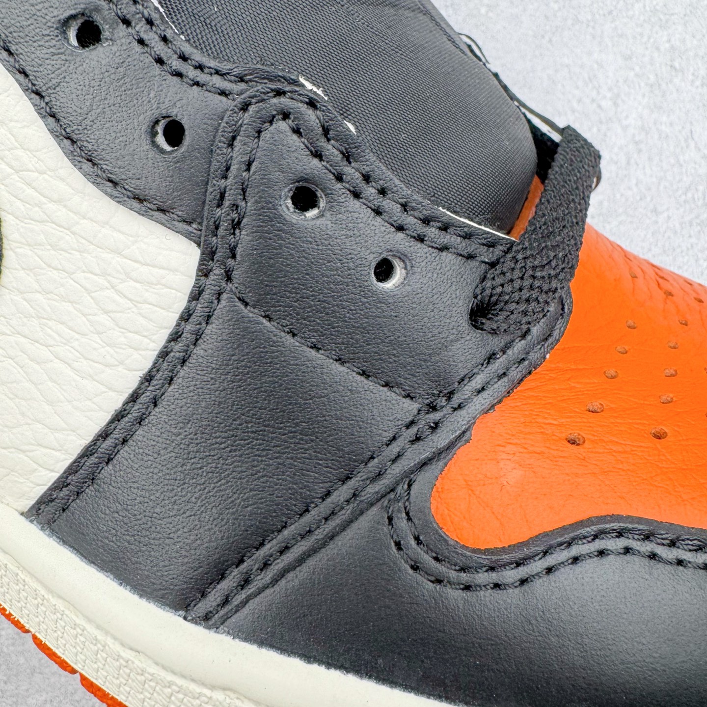 图片[17]-＃KZ神版莞产 Air Jordan AJ1 Retro High 高帮 复刻扣碎篮板 黑橙 DZ5485-008 外贸特供批次 终端控货优势输出 新配色不断更新开发 市场中端王者 全套原纸板楦头开发 确保原汁原味 完美呈现一代版型 一比一鞋头弧度高度鞋身弧度 此版本只针对中端市场 细节品控鞋型随意秒杀市面同价位 鞋型完美 不臃肿别扭 头层皮料加持 用料绝不含糊 进口玻璃冲刀皮料裁剪零毛边 电脑针车工艺 超高鞋面清洁度 最高QC检验标准 控制溢胶瑕疵 原盒原配 飞翼3D高频深度立体 工艺方面大到整体鞋型 漏斗收腰 底线拉帮 LOGO立体程度 小到针眼排布 载片对称 冲孔效果 鞋标规范 鞋垫背胶等等 无一不是口碑收割 每双都是一个回头客 尺码：36 36.5 37.5 38 38.5 39 40 40.5 41 42 42.5 43 44 44.5 45 46 47.5-选品中心