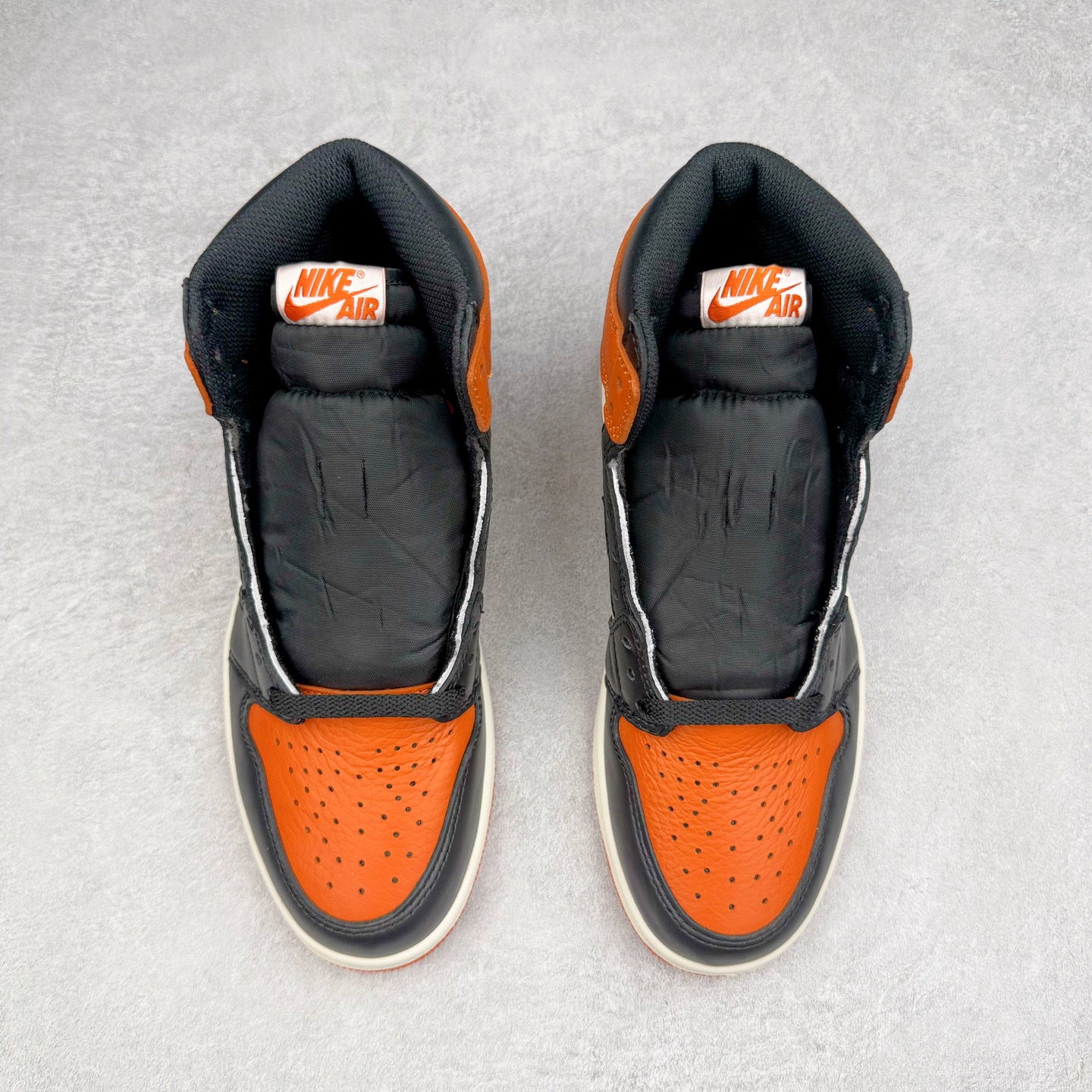 图片[2]-＃KZ神版莞产 Air Jordan AJ1 Retro High 高帮 复刻扣碎篮板 黑橙 DZ5485-008 外贸特供批次 终端控货优势输出 新配色不断更新开发 市场中端王者 全套原纸板楦头开发 确保原汁原味 完美呈现一代版型 一比一鞋头弧度高度鞋身弧度 此版本只针对中端市场 细节品控鞋型随意秒杀市面同价位 鞋型完美 不臃肿别扭 头层皮料加持 用料绝不含糊 进口玻璃冲刀皮料裁剪零毛边 电脑针车工艺 超高鞋面清洁度 最高QC检验标准 控制溢胶瑕疵 原盒原配 飞翼3D高频深度立体 工艺方面大到整体鞋型 漏斗收腰 底线拉帮 LOGO立体程度 小到针眼排布 载片对称 冲孔效果 鞋标规范 鞋垫背胶等等 无一不是口碑收割 每双都是一个回头客 尺码：36 36.5 37.5 38 38.5 39 40 40.5 41 42 42.5 43 44 44.5 45 46 47.5-选品中心