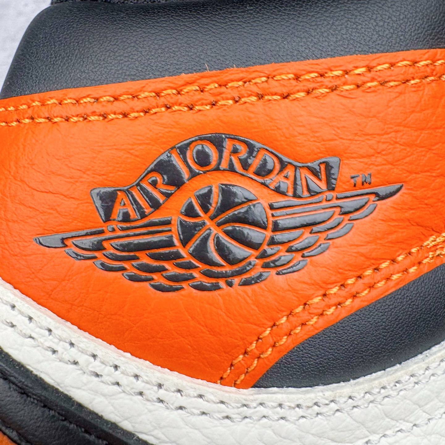 图片[15]-＃KZ神版莞产 Air Jordan AJ1 Retro High 高帮 复刻扣碎篮板 黑橙 DZ5485-008 外贸特供批次 终端控货优势输出 新配色不断更新开发 市场中端王者 全套原纸板楦头开发 确保原汁原味 完美呈现一代版型 一比一鞋头弧度高度鞋身弧度 此版本只针对中端市场 细节品控鞋型随意秒杀市面同价位 鞋型完美 不臃肿别扭 头层皮料加持 用料绝不含糊 进口玻璃冲刀皮料裁剪零毛边 电脑针车工艺 超高鞋面清洁度 最高QC检验标准 控制溢胶瑕疵 原盒原配 飞翼3D高频深度立体 工艺方面大到整体鞋型 漏斗收腰 底线拉帮 LOGO立体程度 小到针眼排布 载片对称 冲孔效果 鞋标规范 鞋垫背胶等等 无一不是口碑收割 每双都是一个回头客 尺码：36 36.5 37.5 38 38.5 39 40 40.5 41 42 42.5 43 44 44.5 45 46 47.5-选品中心