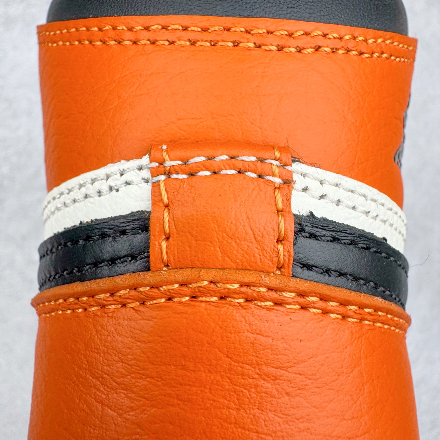 图片[18]-＃KZ神版莞产 Air Jordan AJ1 Retro High 高帮 复刻扣碎篮板 黑橙 DZ5485-008 外贸特供批次 终端控货优势输出 新配色不断更新开发 市场中端王者 全套原纸板楦头开发 确保原汁原味 完美呈现一代版型 一比一鞋头弧度高度鞋身弧度 此版本只针对中端市场 细节品控鞋型随意秒杀市面同价位 鞋型完美 不臃肿别扭 头层皮料加持 用料绝不含糊 进口玻璃冲刀皮料裁剪零毛边 电脑针车工艺 超高鞋面清洁度 最高QC检验标准 控制溢胶瑕疵 原盒原配 飞翼3D高频深度立体 工艺方面大到整体鞋型 漏斗收腰 底线拉帮 LOGO立体程度 小到针眼排布 载片对称 冲孔效果 鞋标规范 鞋垫背胶等等 无一不是口碑收割 每双都是一个回头客 尺码：36 36.5 37.5 38 38.5 39 40 40.5 41 42 42.5 43 44 44.5 45 46 47.5-选品中心