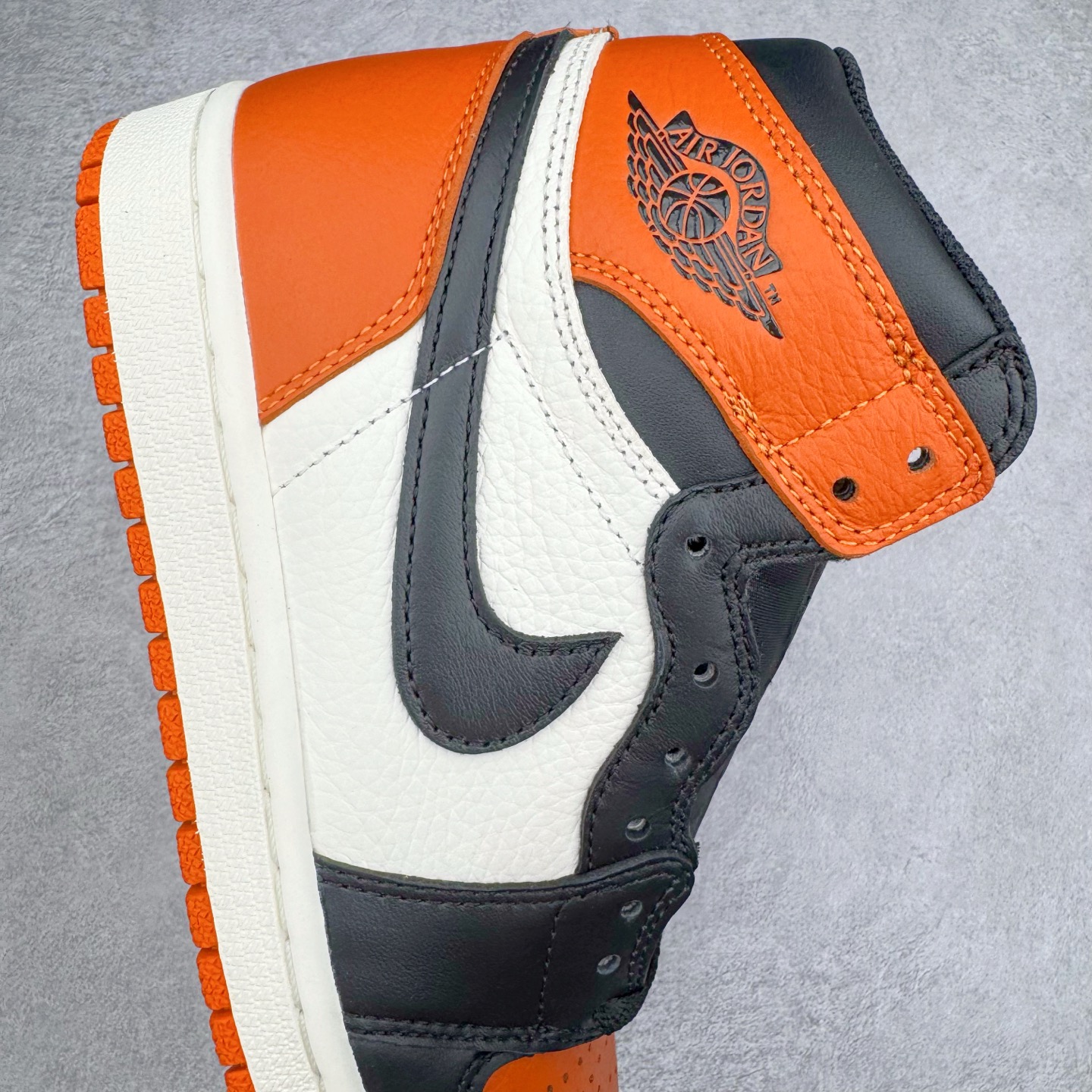 图片[6]-＃KZ神版莞产 Air Jordan AJ1 Retro High 高帮 复刻扣碎篮板 黑橙 DZ5485-008 外贸特供批次 终端控货优势输出 新配色不断更新开发 市场中端王者 全套原纸板楦头开发 确保原汁原味 完美呈现一代版型 一比一鞋头弧度高度鞋身弧度 此版本只针对中端市场 细节品控鞋型随意秒杀市面同价位 鞋型完美 不臃肿别扭 头层皮料加持 用料绝不含糊 进口玻璃冲刀皮料裁剪零毛边 电脑针车工艺 超高鞋面清洁度 最高QC检验标准 控制溢胶瑕疵 原盒原配 飞翼3D高频深度立体 工艺方面大到整体鞋型 漏斗收腰 底线拉帮 LOGO立体程度 小到针眼排布 载片对称 冲孔效果 鞋标规范 鞋垫背胶等等 无一不是口碑收割 每双都是一个回头客 尺码：36 36.5 37.5 38 38.5 39 40 40.5 41 42 42.5 43 44 44.5 45 46 47.5-选品中心