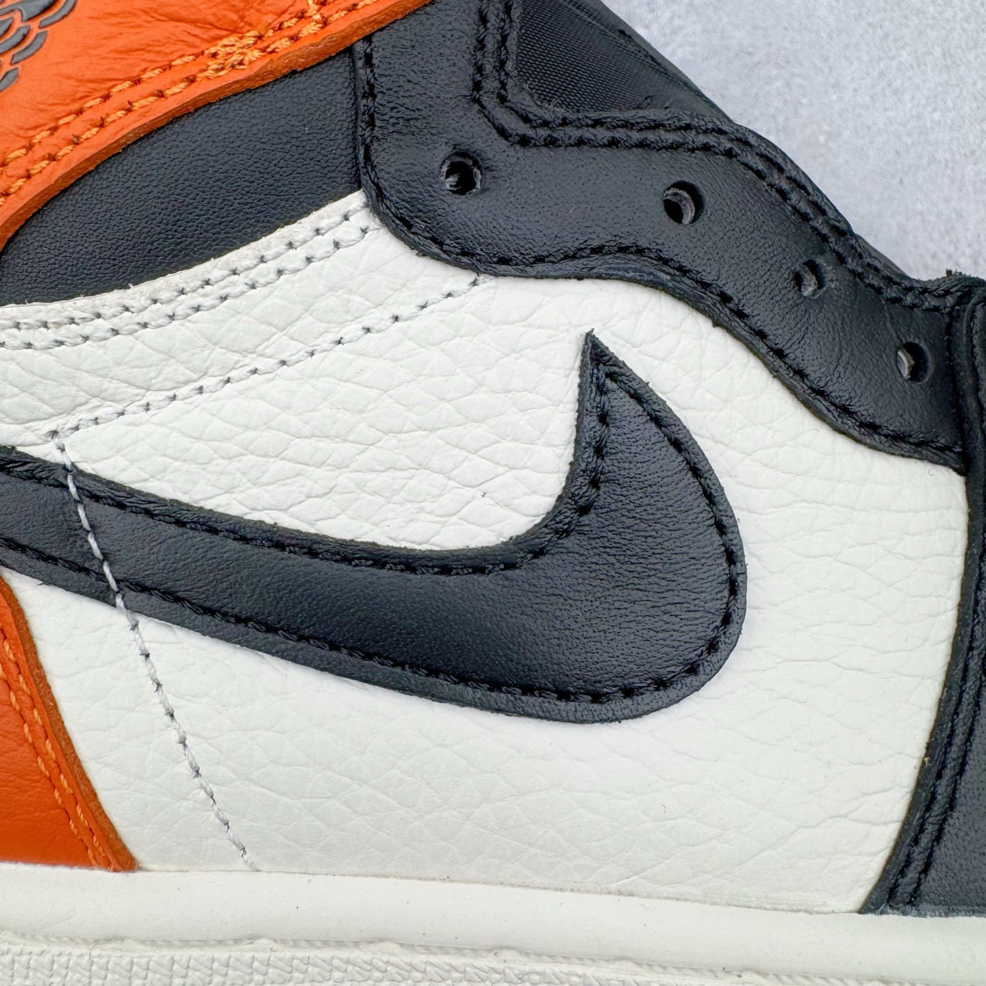 图片[16]-＃KZ神版莞产 Air Jordan AJ1 Retro High 高帮 复刻扣碎篮板 黑橙 DZ5485-008 外贸特供批次 终端控货优势输出 新配色不断更新开发 市场中端王者 全套原纸板楦头开发 确保原汁原味 完美呈现一代版型 一比一鞋头弧度高度鞋身弧度 此版本只针对中端市场 细节品控鞋型随意秒杀市面同价位 鞋型完美 不臃肿别扭 头层皮料加持 用料绝不含糊 进口玻璃冲刀皮料裁剪零毛边 电脑针车工艺 超高鞋面清洁度 最高QC检验标准 控制溢胶瑕疵 原盒原配 飞翼3D高频深度立体 工艺方面大到整体鞋型 漏斗收腰 底线拉帮 LOGO立体程度 小到针眼排布 载片对称 冲孔效果 鞋标规范 鞋垫背胶等等 无一不是口碑收割 每双都是一个回头客 尺码：36 36.5 37.5 38 38.5 39 40 40.5 41 42 42.5 43 44 44.5 45 46 47.5-选品中心