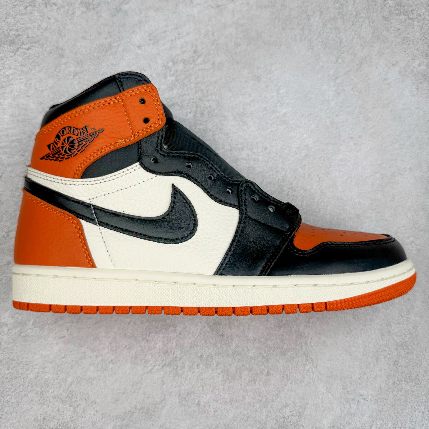 ＃KZ神版莞产 Air Jordan AJ1 Retro High 高帮 复刻扣碎篮板 黑橙 DZ5485-008 外贸特供批次 终端控货优势输出 新配色不断更新开发 市场中端王者 全套原纸板楦头开发 确保原汁原味 完美呈现一代版型 一比一鞋头弧度高度鞋身弧度 此版本只针对中端市场 细节品控鞋型随意秒杀市面同价位 鞋型完美 不臃肿别扭 头层皮料加持 用料绝不含糊 进口玻璃冲刀皮料裁剪零毛边 电脑针车工艺 超高鞋面清洁度 最高QC检验标准 控制溢胶瑕疵 原盒原配 飞翼3D高频深度立体 工艺方面大到整体鞋型 漏斗收腰 底线拉帮 LOGO立体程度 小到针眼排布 载片对称 冲孔效果 鞋标规范 鞋垫背胶等等 无一不是口碑收割 每双都是一个回头客 尺码：36 36.5 37.5 38 38.5 39 40 40.5 41 42 42.5 43 44 44.5 45 46 47.5-选品中心