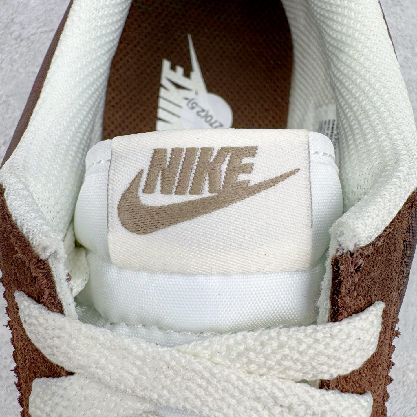 图片[14]-＃S2纯原 NK Classic Cortez Leather 阿甘复古初代皮革慢跑鞋 DZ2795-200 实体平台指令订单 全套原纸板楦头开发 原厂数据大底磨具 一比一鞋头弧度高度鞋身弧度 细节品控鞋型随意对比 正确烫金高频细节 公司级标准检验QC 区分市面一切版本 完美复刻阿甘复古鞋型 尺码：35.5 36 36.5 37.5 38 38.5 39 40 40.5 41 42 42.5 43 44 45-选品中心