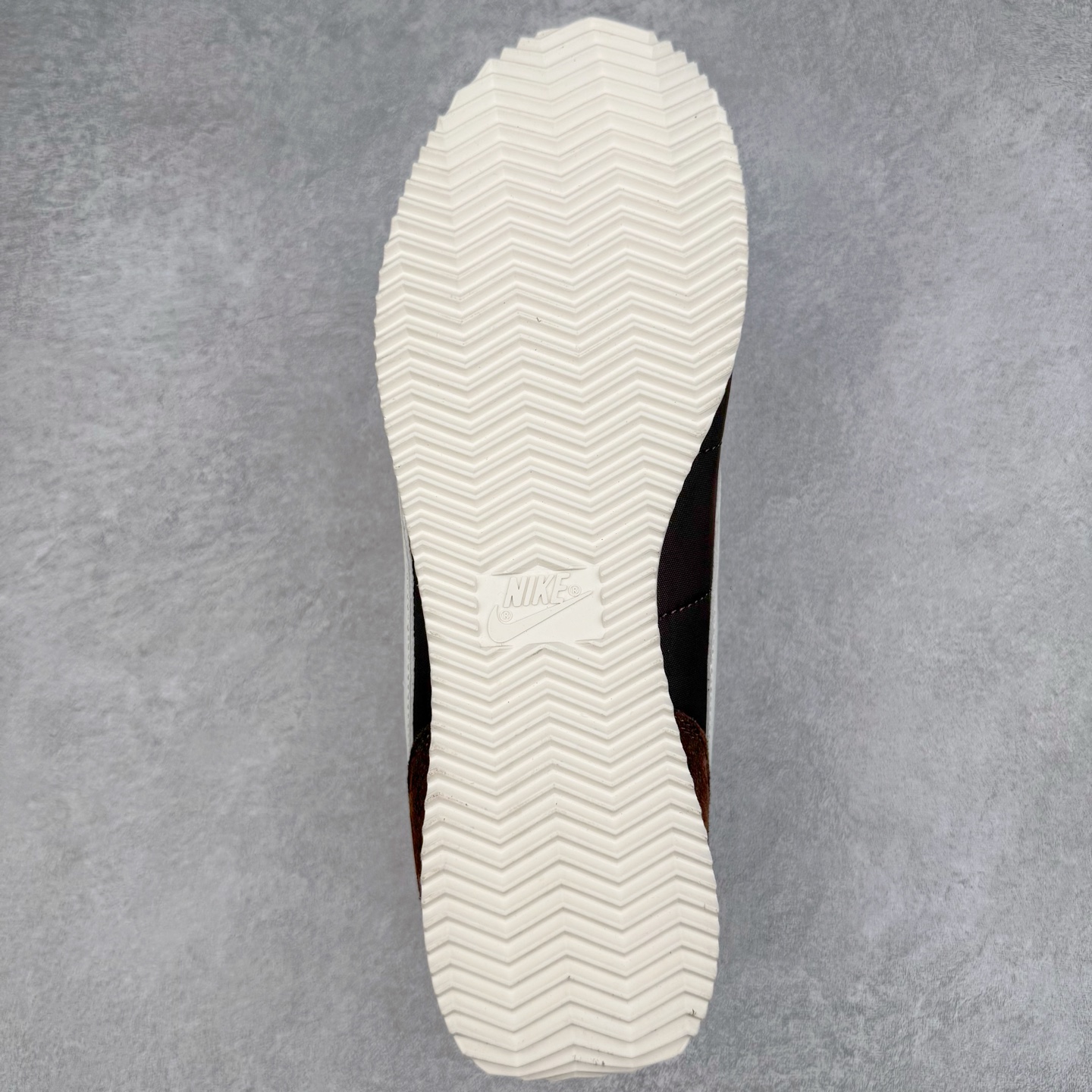 图片[9]-＃S2纯原 NK Classic Cortez Leather 阿甘复古初代皮革慢跑鞋 DZ2795-200 实体平台指令订单 全套原纸板楦头开发 原厂数据大底磨具 一比一鞋头弧度高度鞋身弧度 细节品控鞋型随意对比 正确烫金高频细节 公司级标准检验QC 区分市面一切版本 完美复刻阿甘复古鞋型 尺码：35.5 36 36.5 37.5 38 38.5 39 40 40.5 41 42 42.5 43 44 45-选品中心